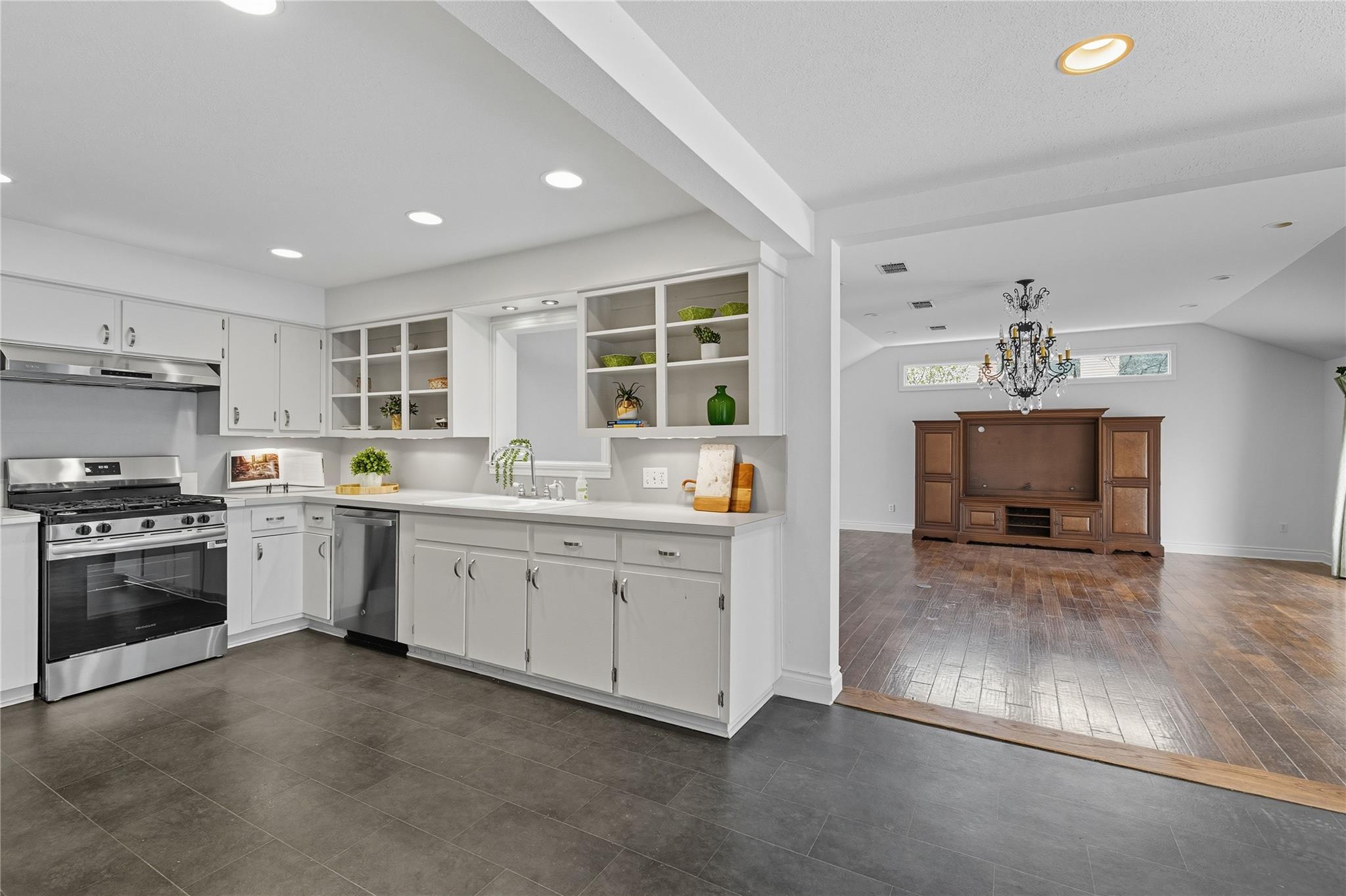 Image 11 of 35 For 3003 Burleson Rd