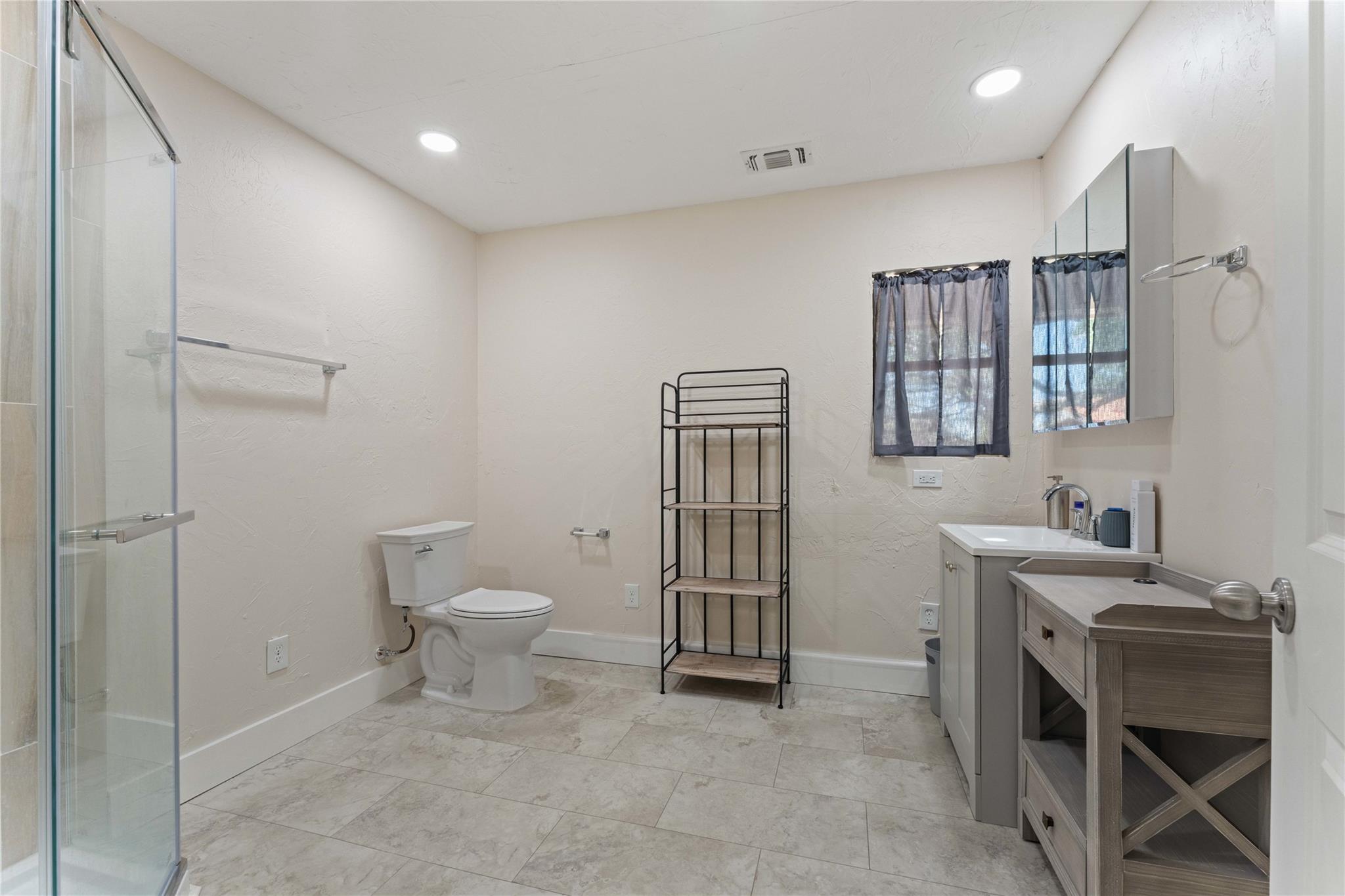 Image 18 of 33 For 789 Barbara Dr