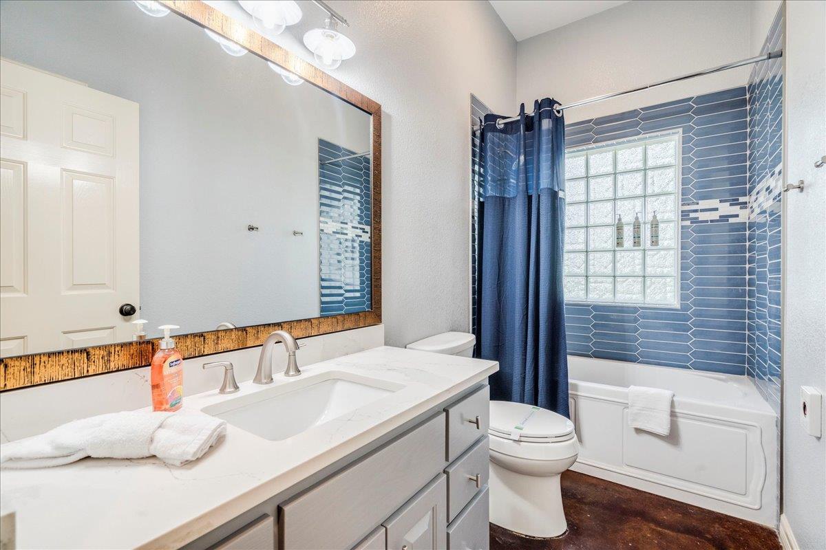 Image 23 of 39 For 302 Guadalupe River Dr