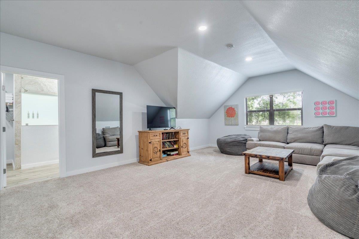 Image 27 of 39 For 302 Guadalupe River Dr