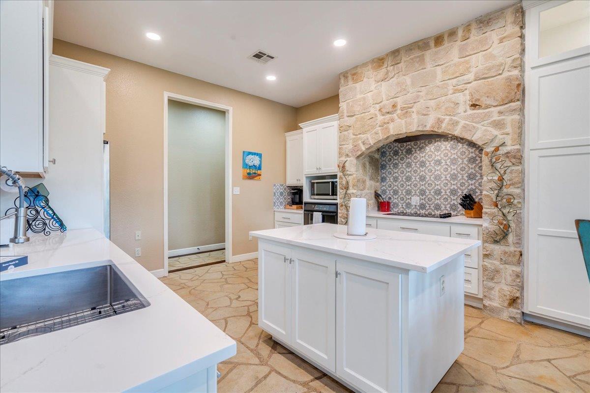 Image 4 of 39 For 302 Guadalupe River Dr