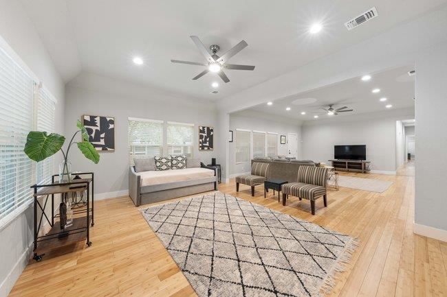 Image 4 of 31 For 422 Woodlawn Ave