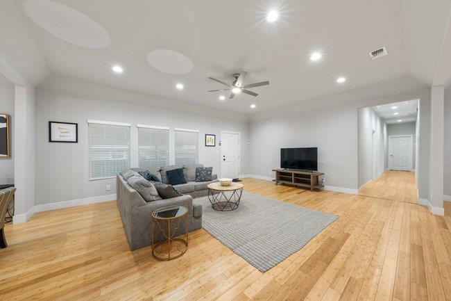 Image 8 of 31 For 422 Woodlawn Ave