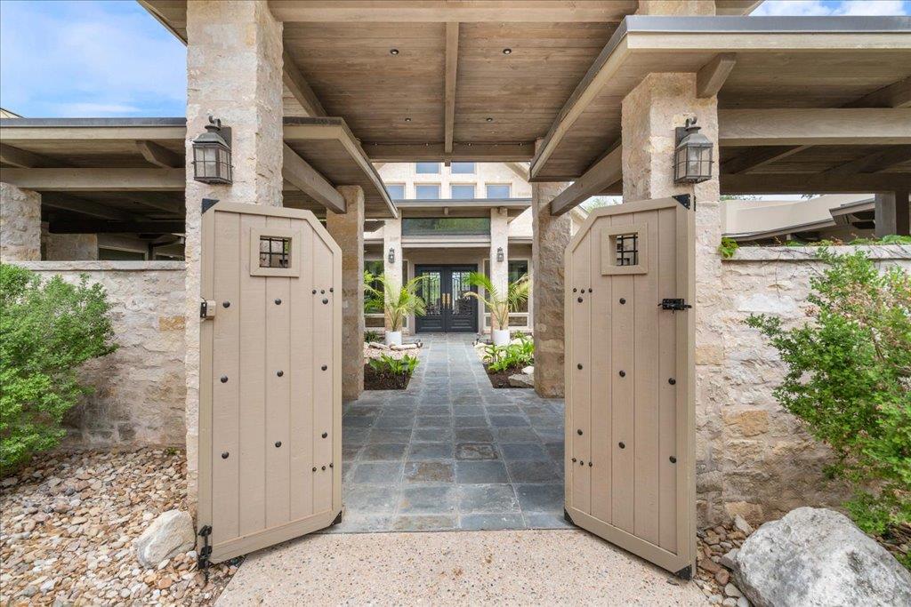 Image 7 of 24 For 24736 Travis Lakeside Cv