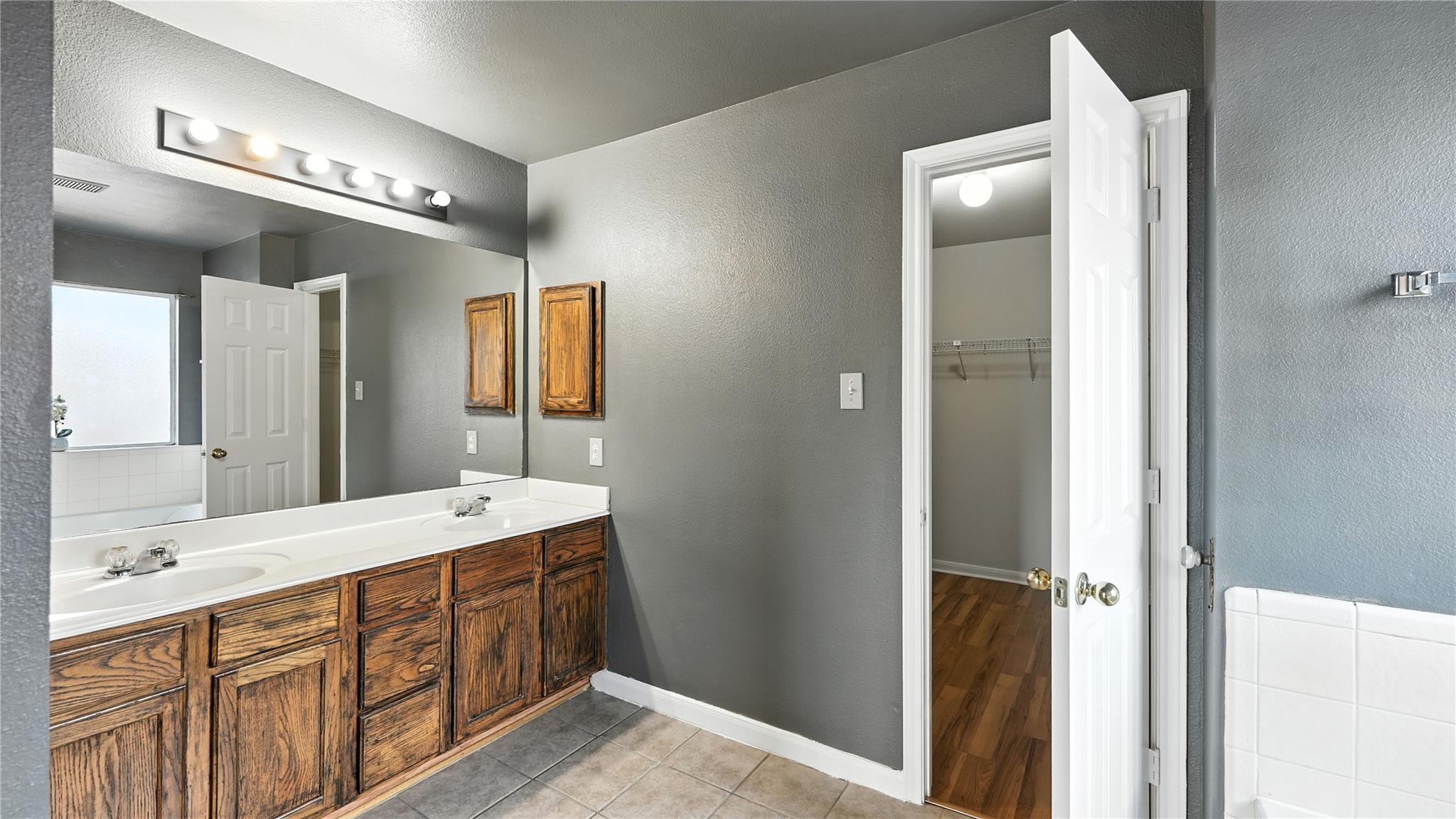 Image 15 of 29 For 2028 Heaton Hall Dr