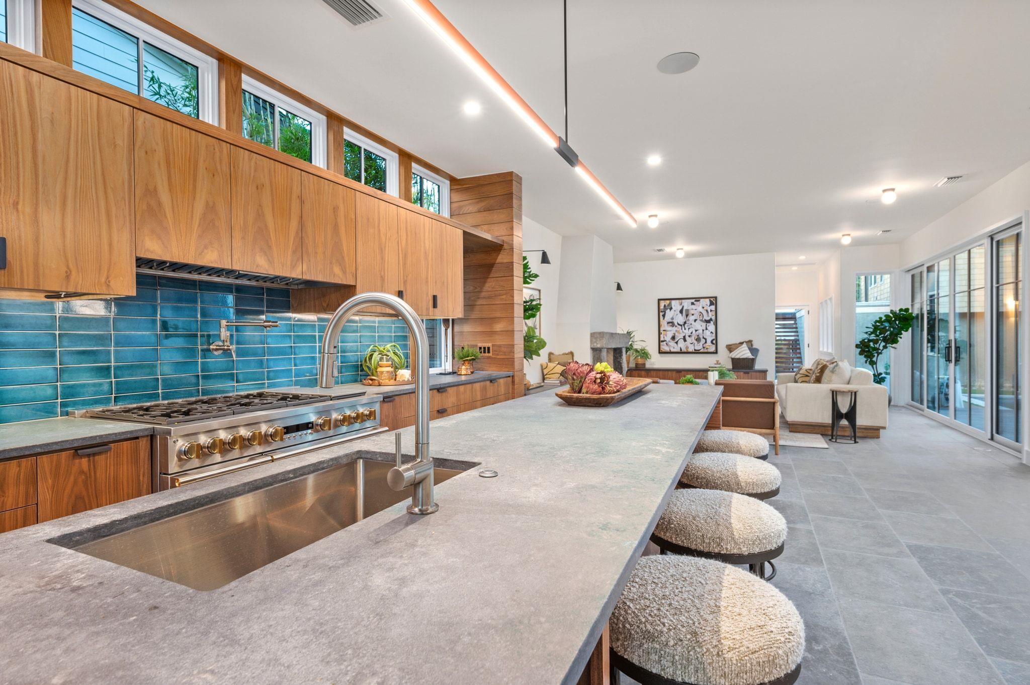 Image 12 of 39 For 706 Johanna St