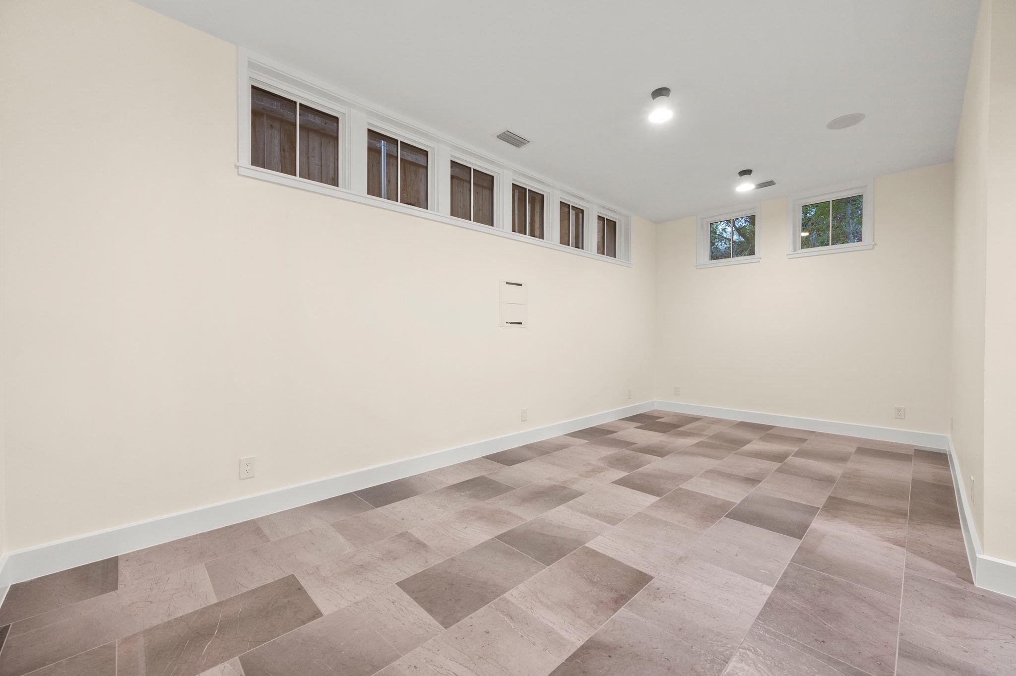 Image 25 of 39 For 706 Johanna St