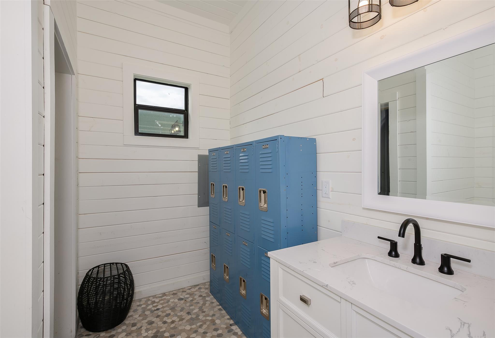 Image 27 of 39 For 2543 Fm 975  