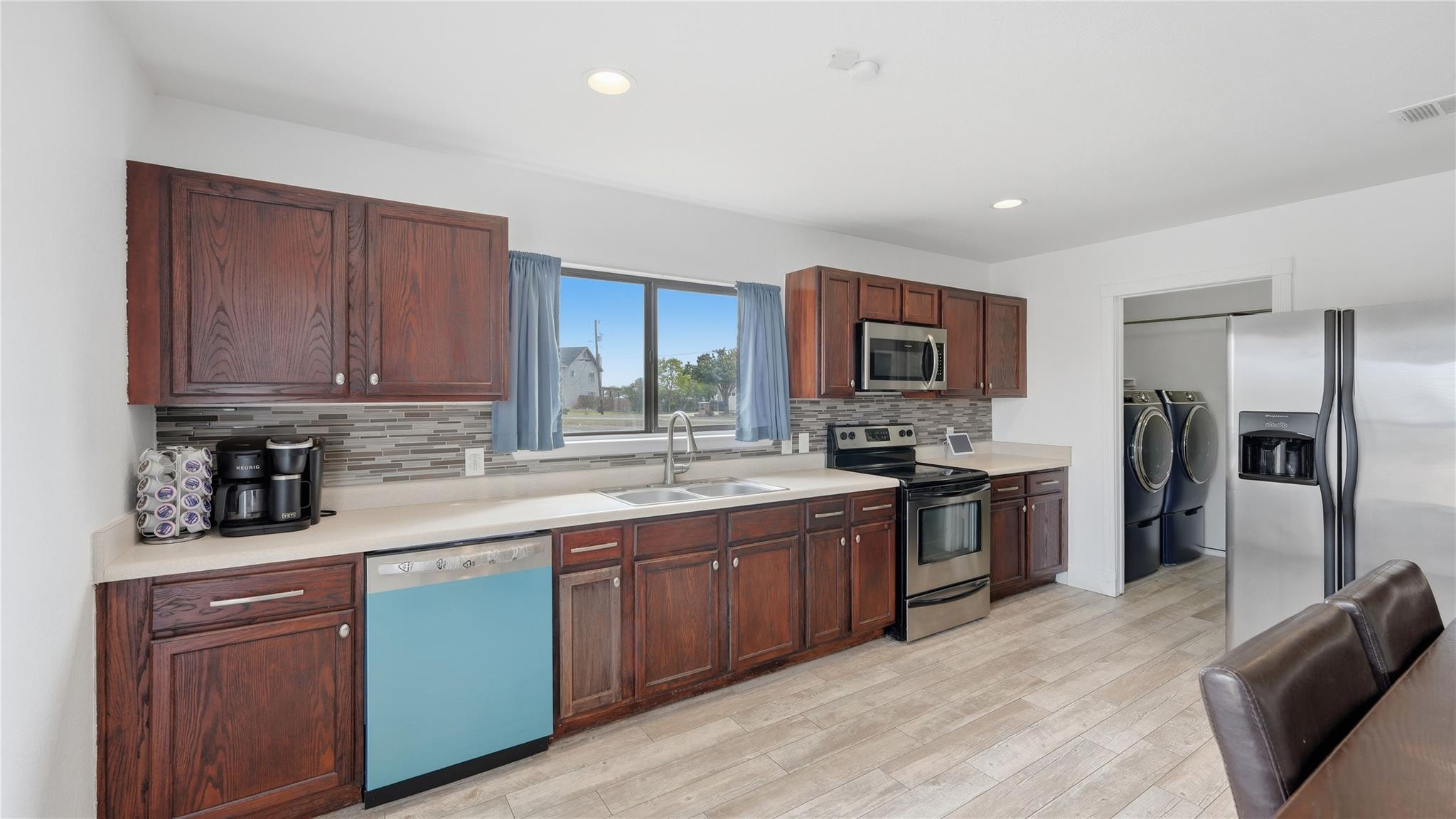 Image 11 of 40 For 585 Siebert Dr