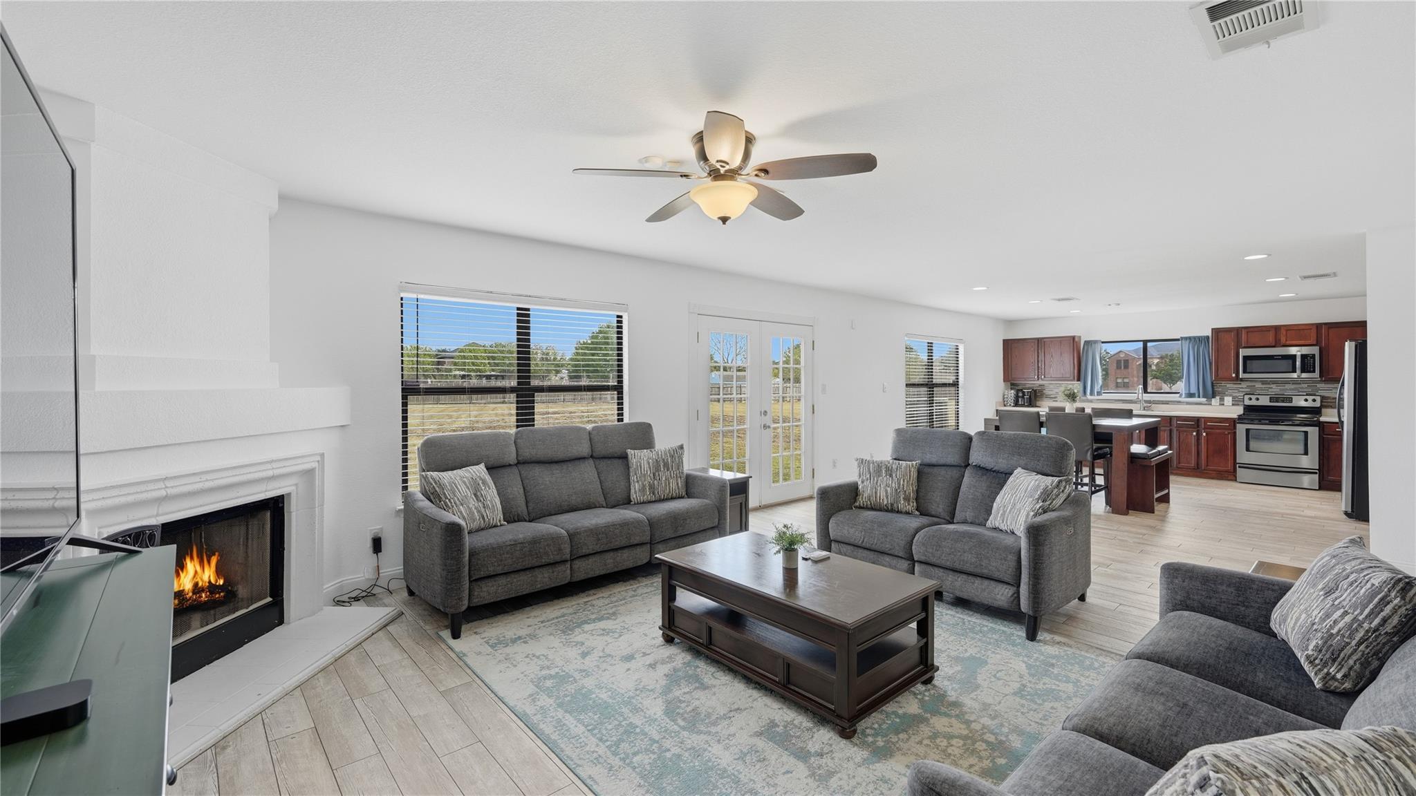 Image 13 of 40 For 585 Siebert Dr