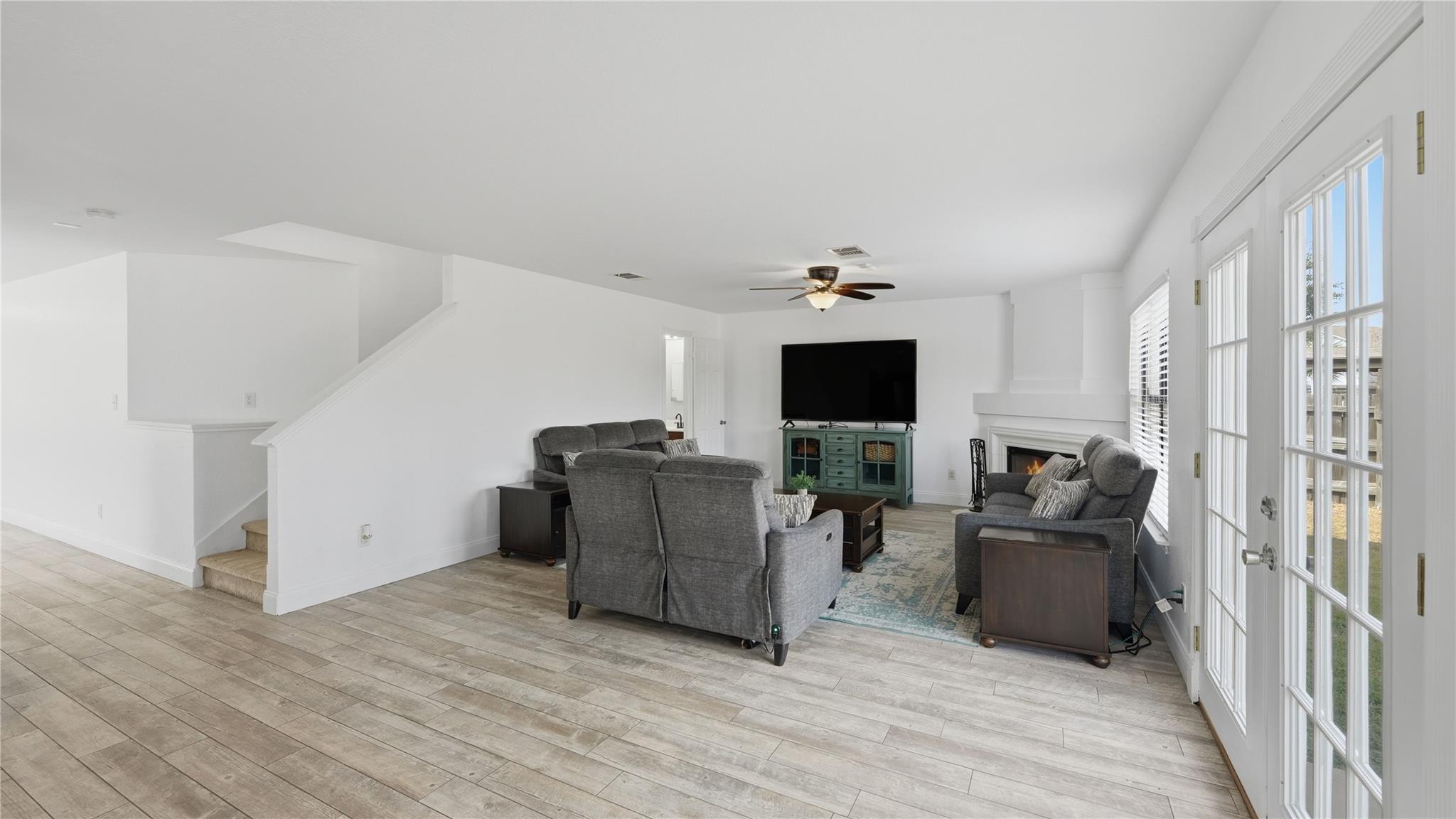 Image 16 of 40 For 585 Siebert Dr