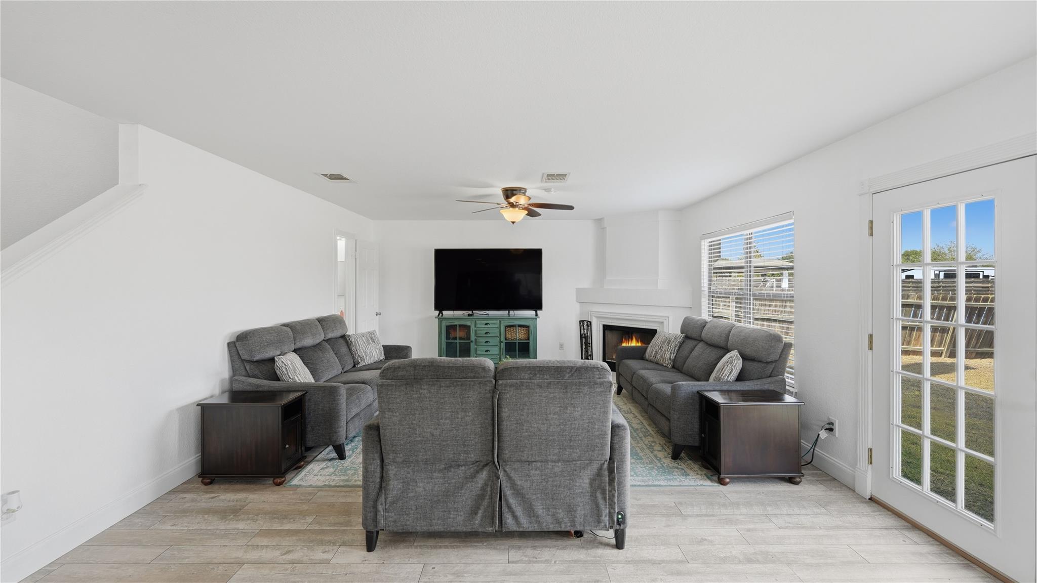 Image 17 of 40 For 585 Siebert Dr