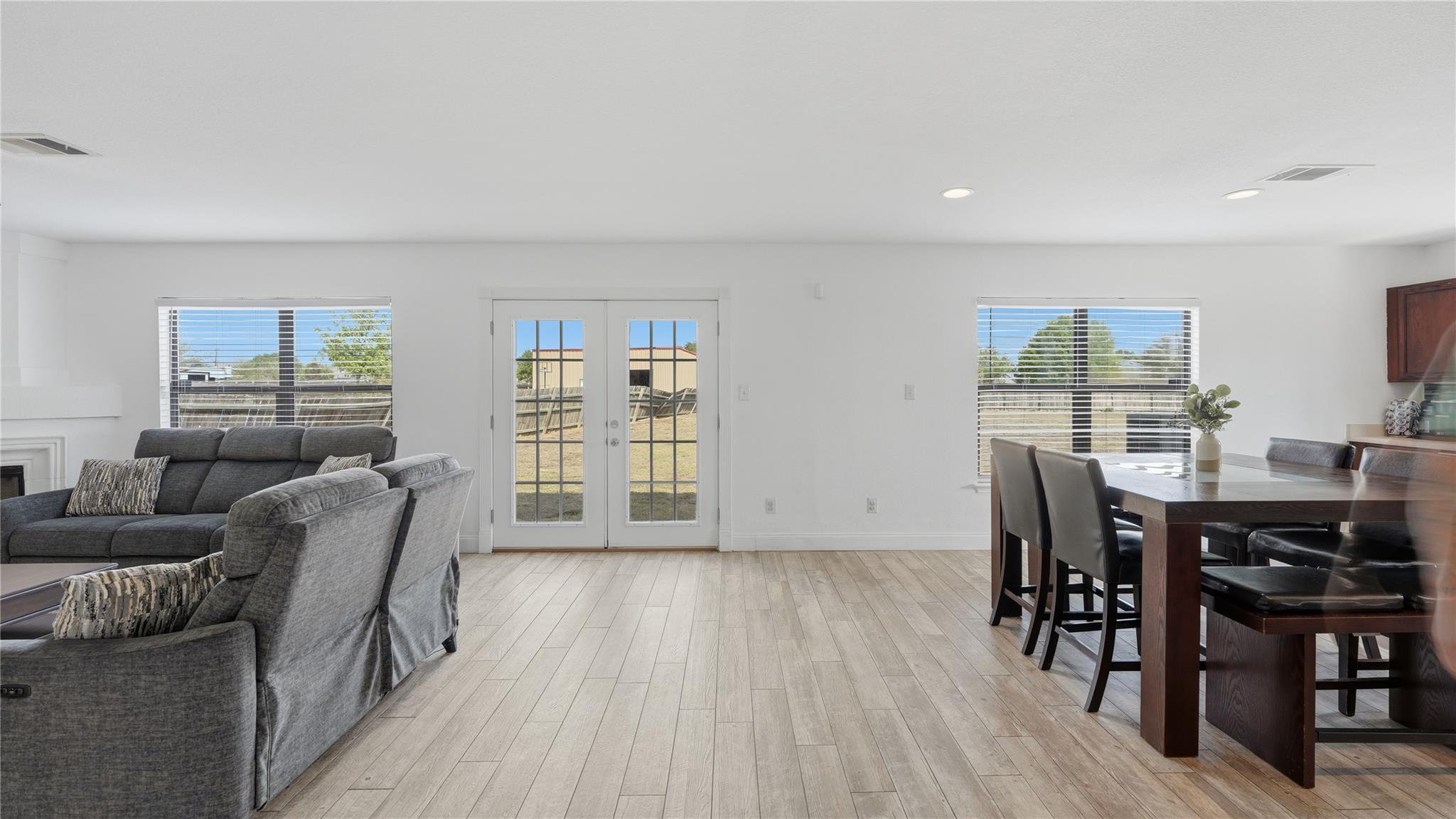 Image 18 of 40 For 585 Siebert Dr