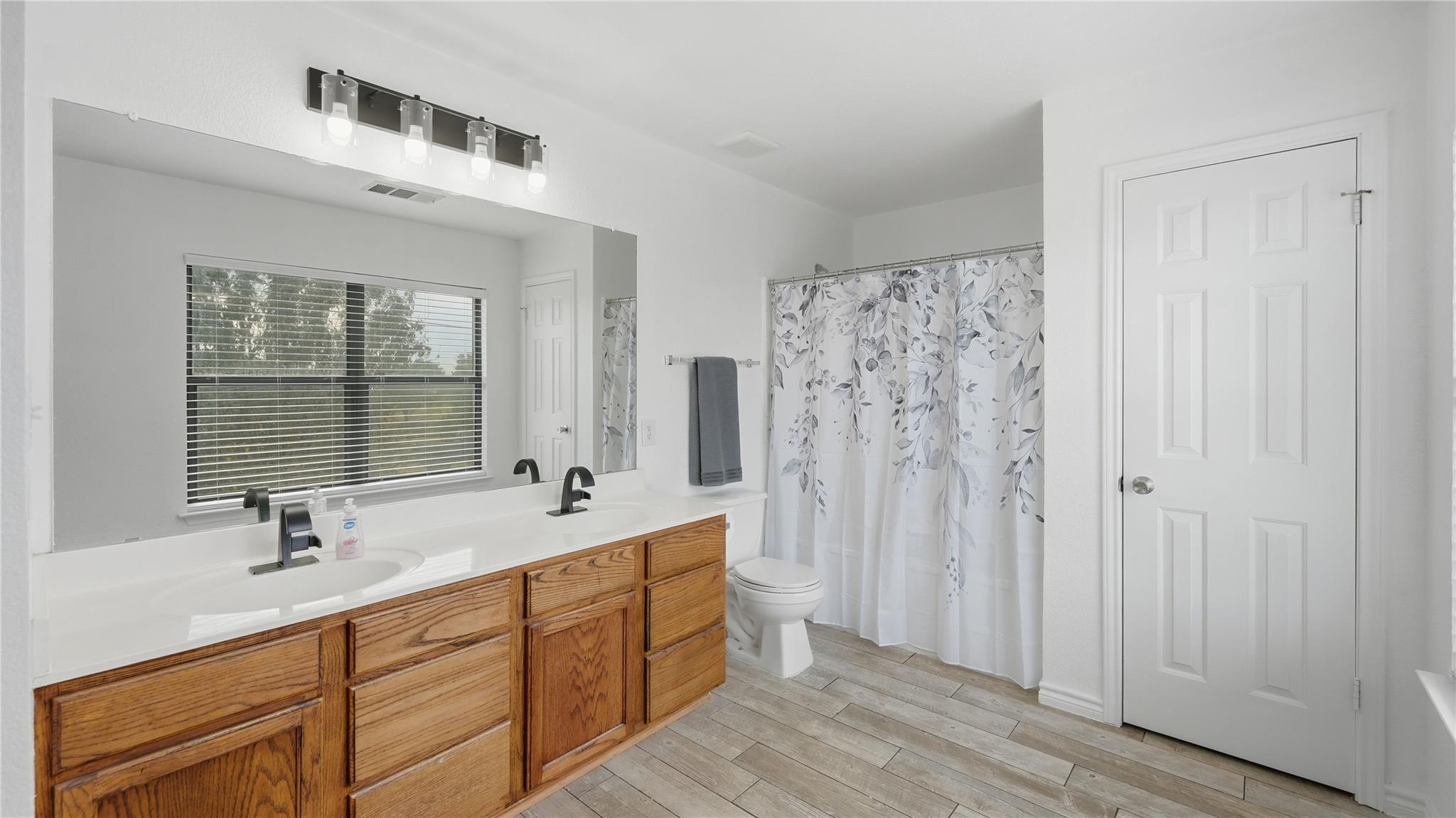 Image 25 of 40 For 585 Siebert Dr