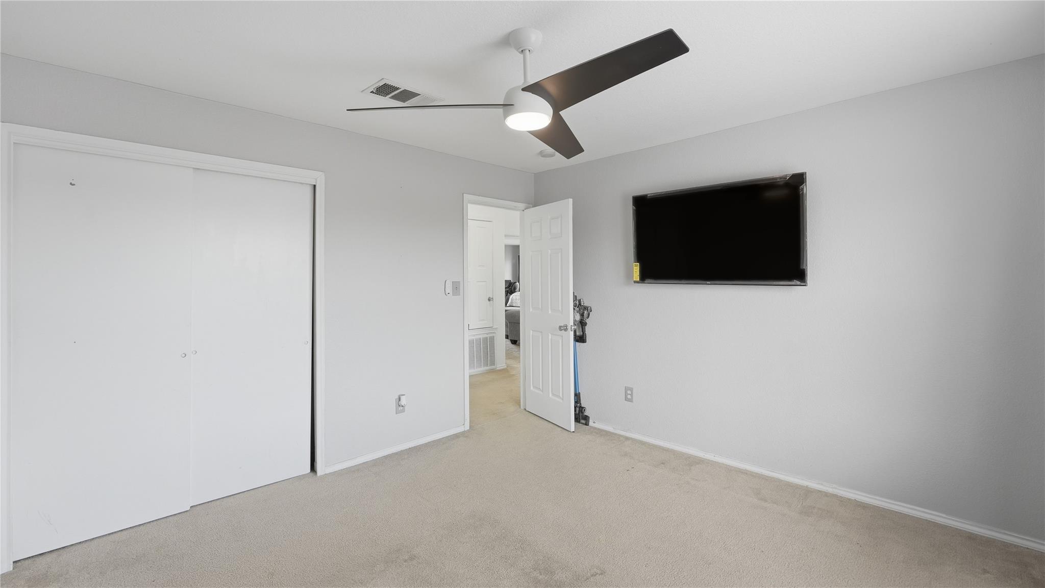 Image 32 of 40 For 585 Siebert Dr