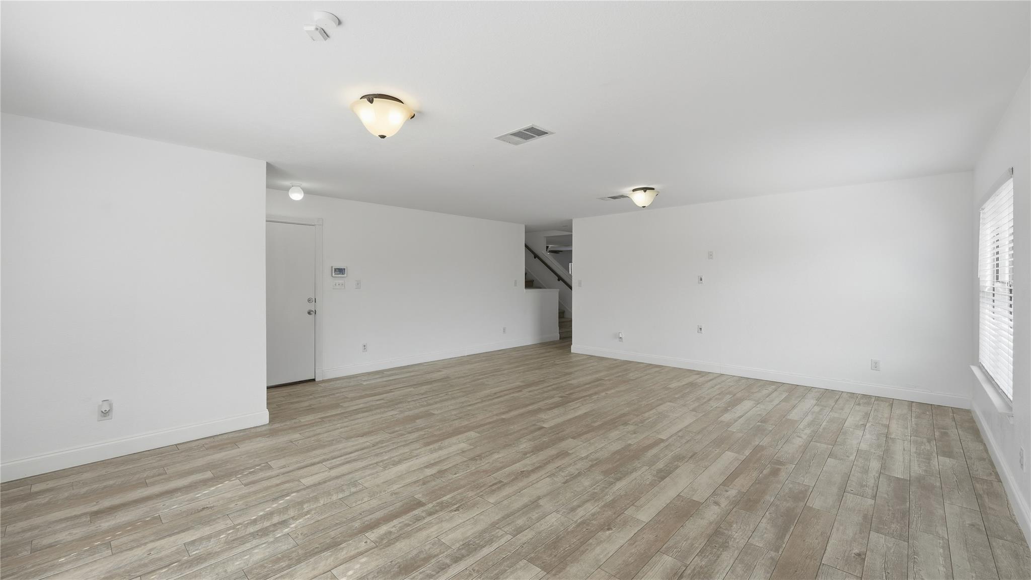 Image 5 of 40 For 585 Siebert Dr