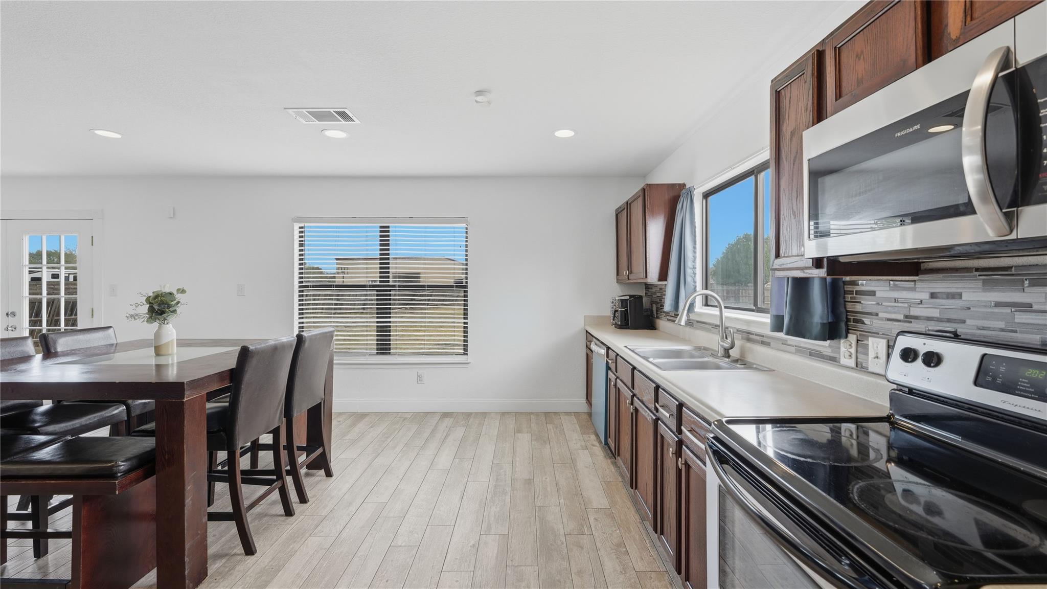 Image 7 of 40 For 585 Siebert Dr