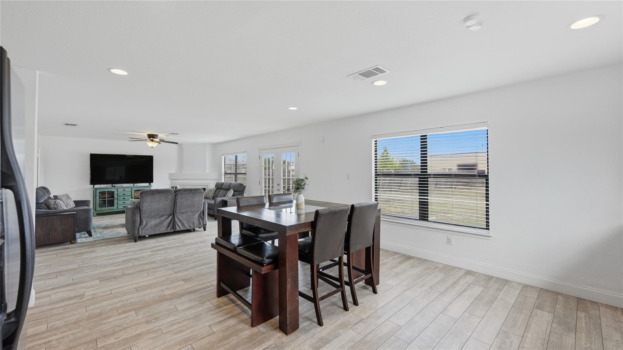 Image 8 of 40 For 585 Siebert Dr