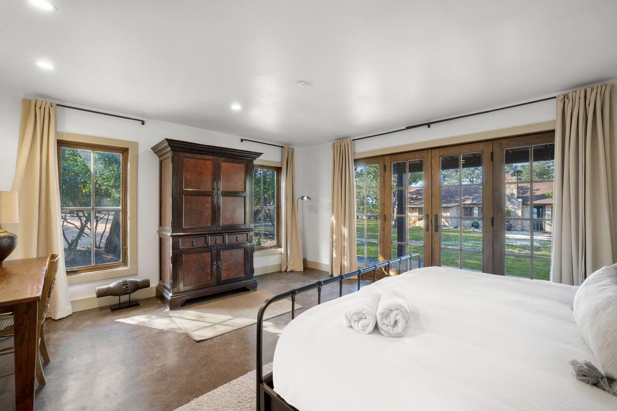 Image 20 of 37 For 4424 Eck Ln 