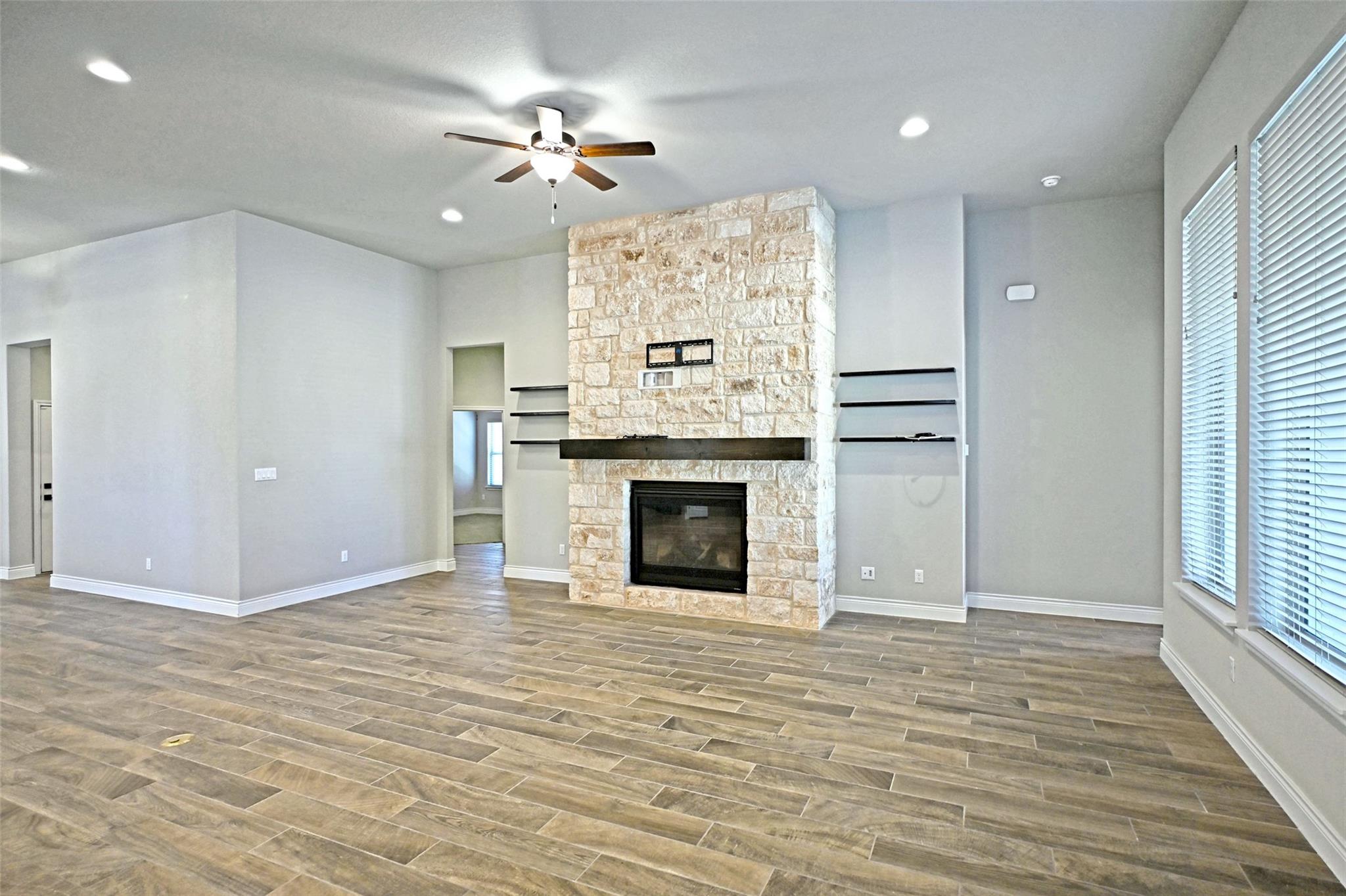 Image 12 of 32 For 588 Vale Ct 