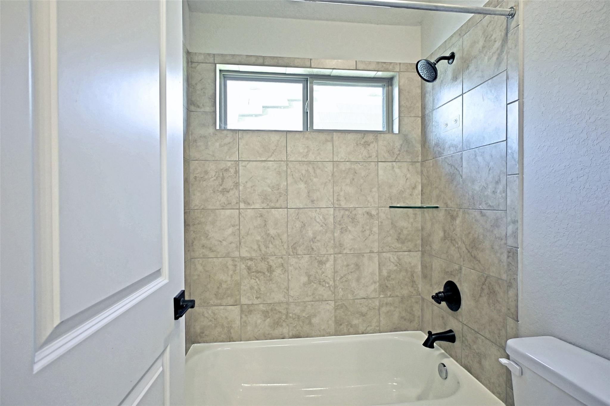 Image 18 of 32 For 588 Vale Ct 