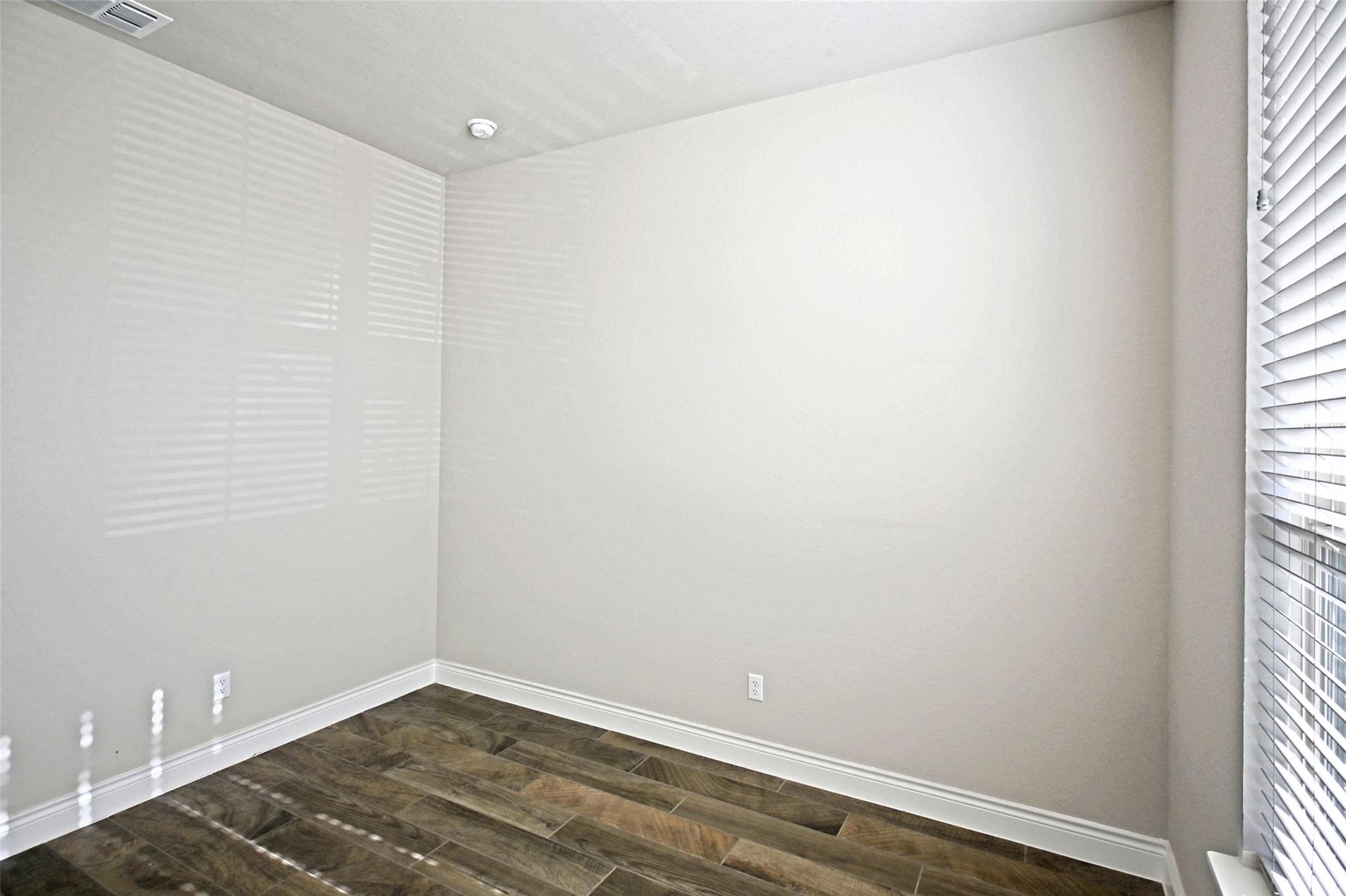 Image 4 of 32 For 588 Vale Ct 