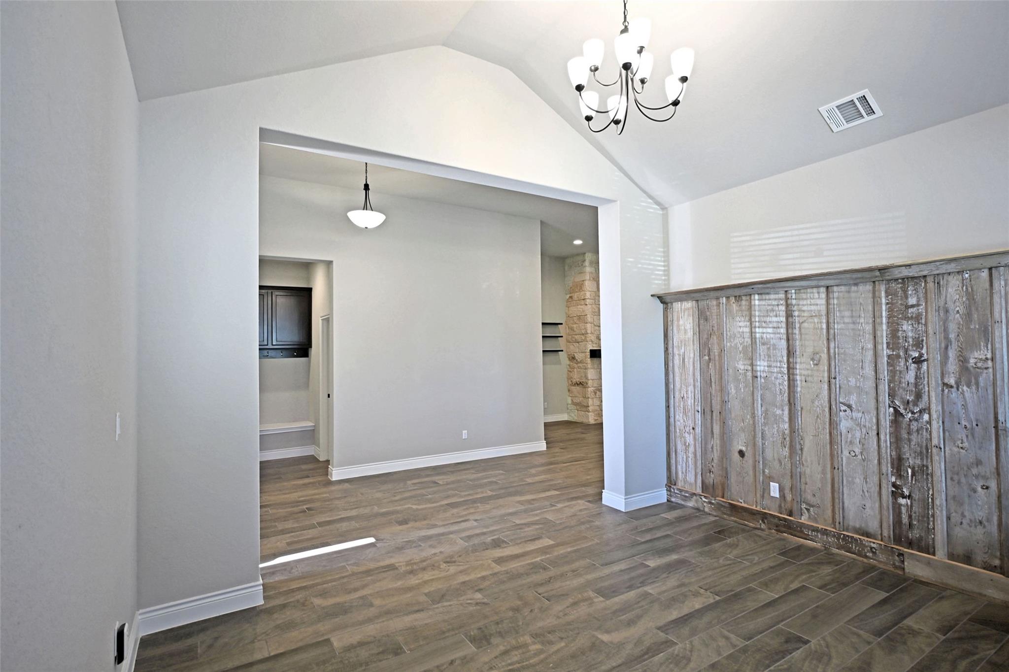 Image 9 of 32 For 588 Vale Ct 