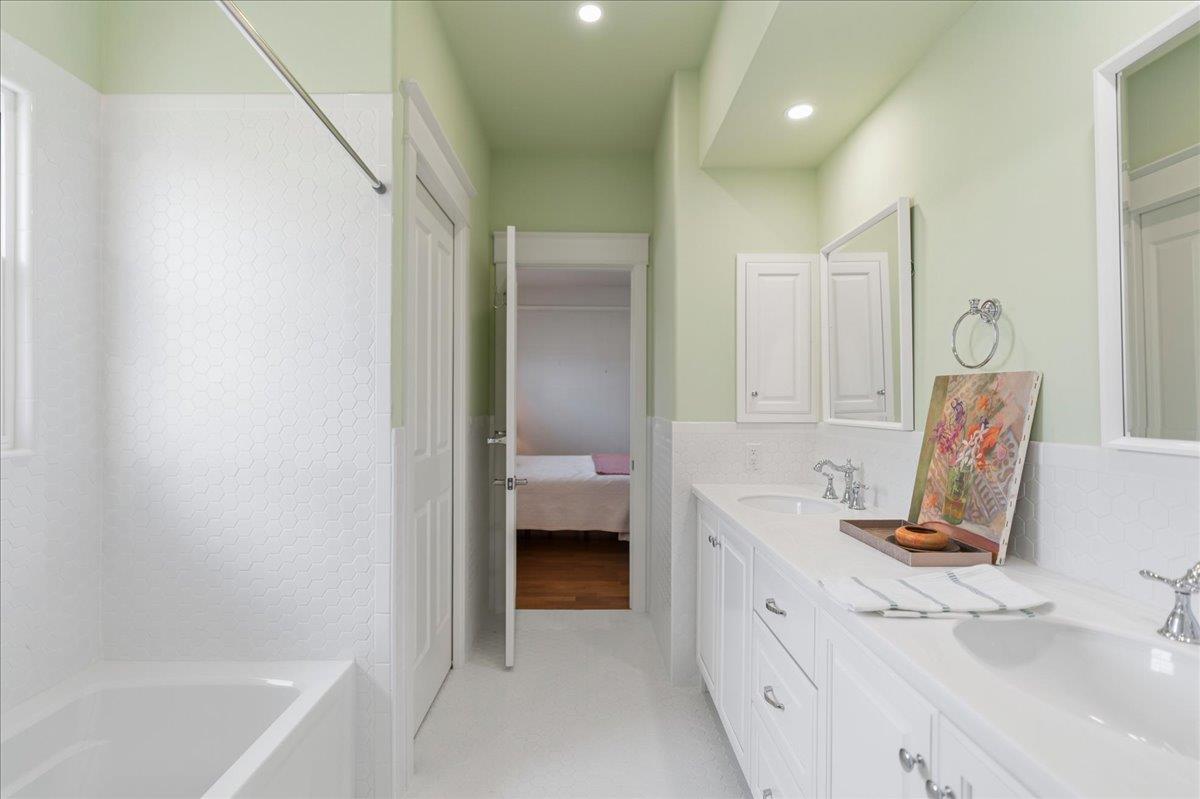 Image 19 of 33 For 829 Kings Point Dr