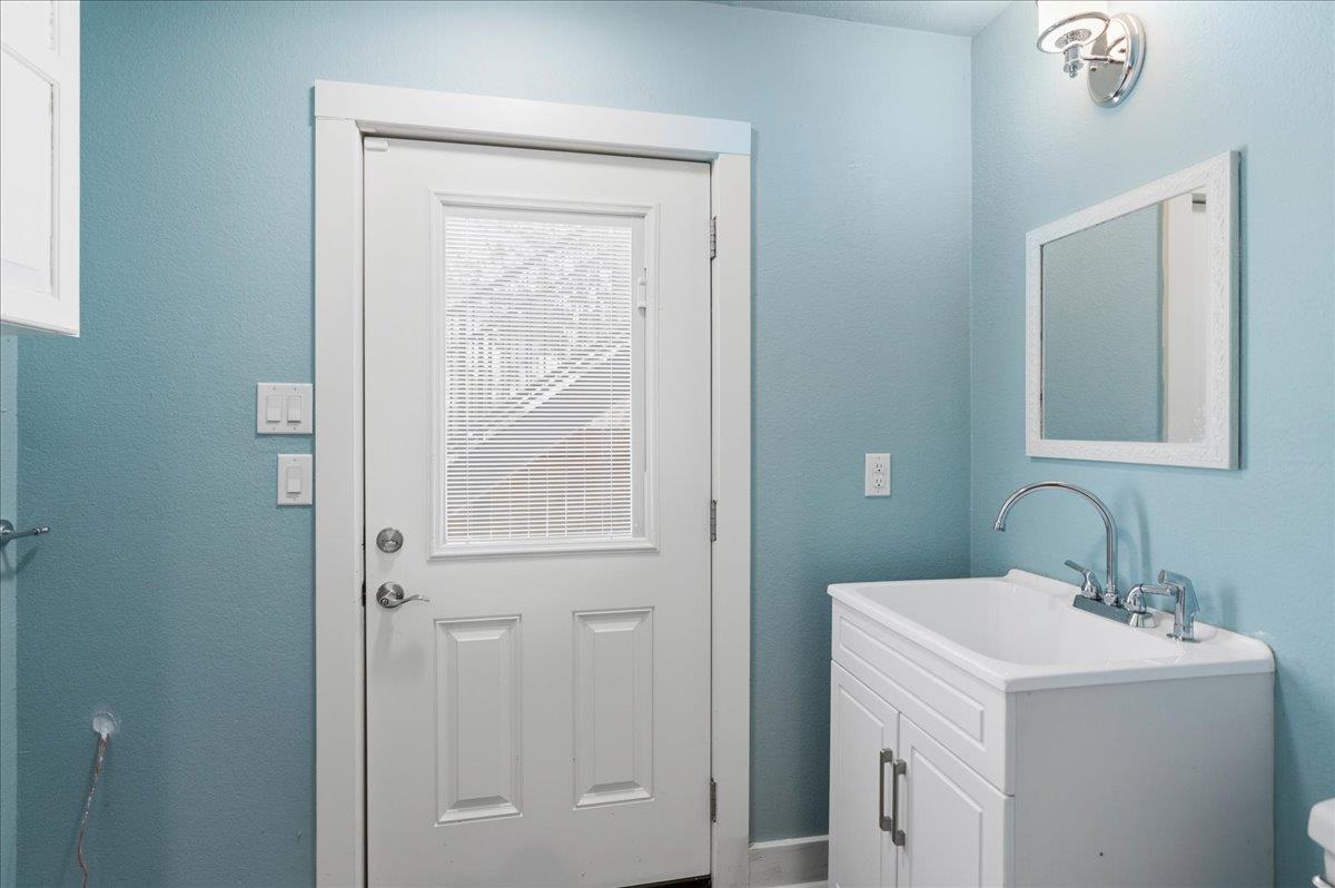 Image 30 of 33 For 829 Kings Point Dr