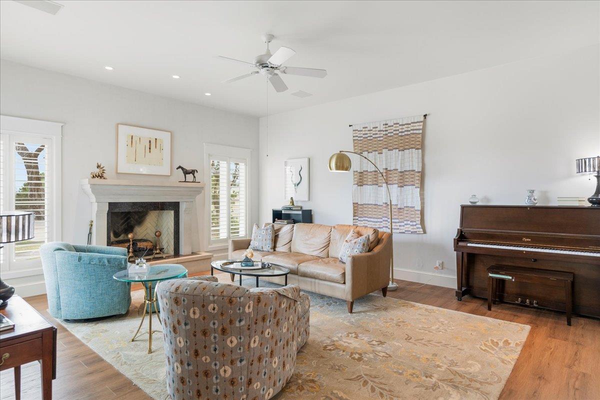 Image 8 of 33 For 829 Kings Point Dr