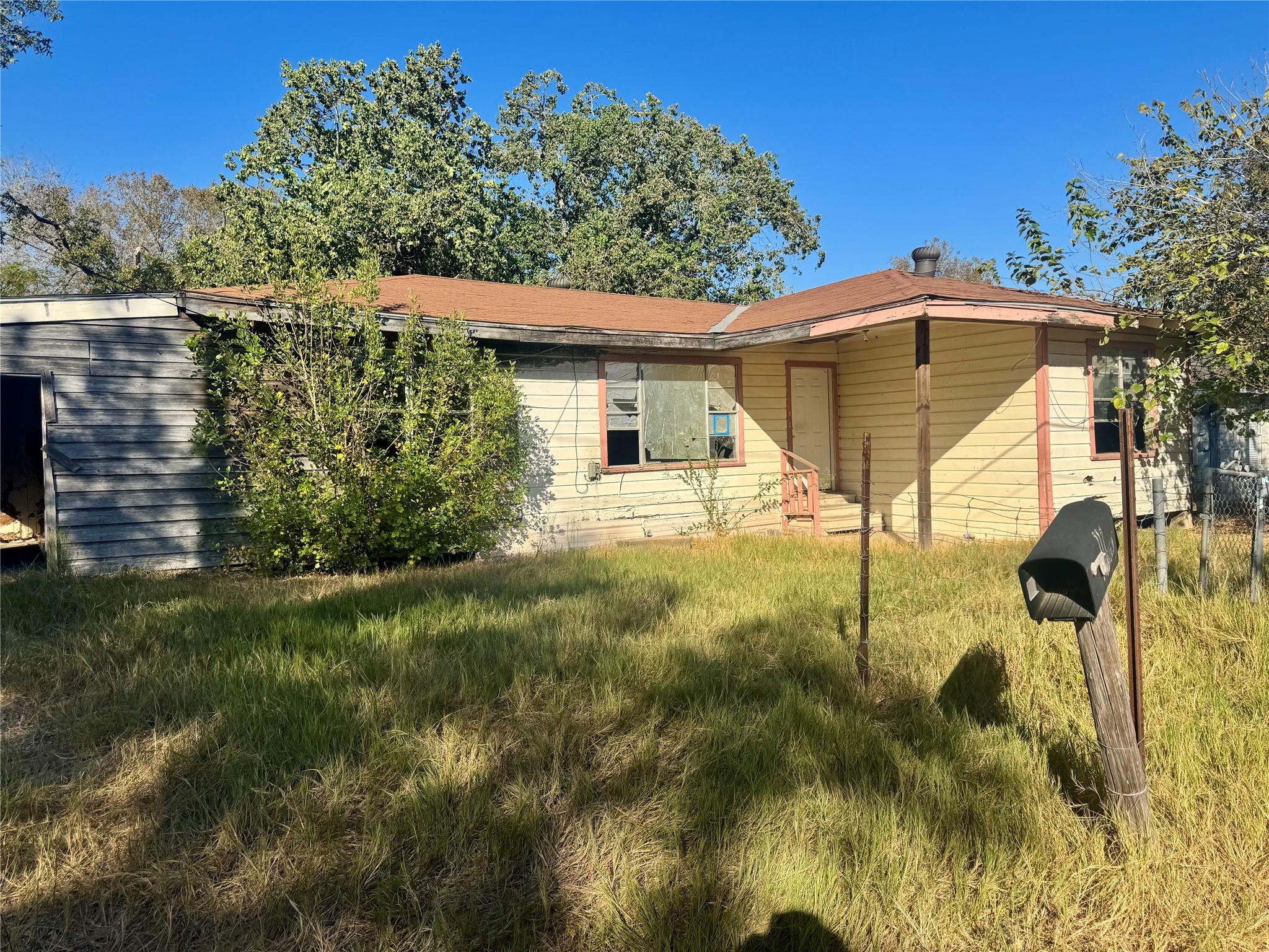 Details for 117 Charles St, Cuero, TX 77954