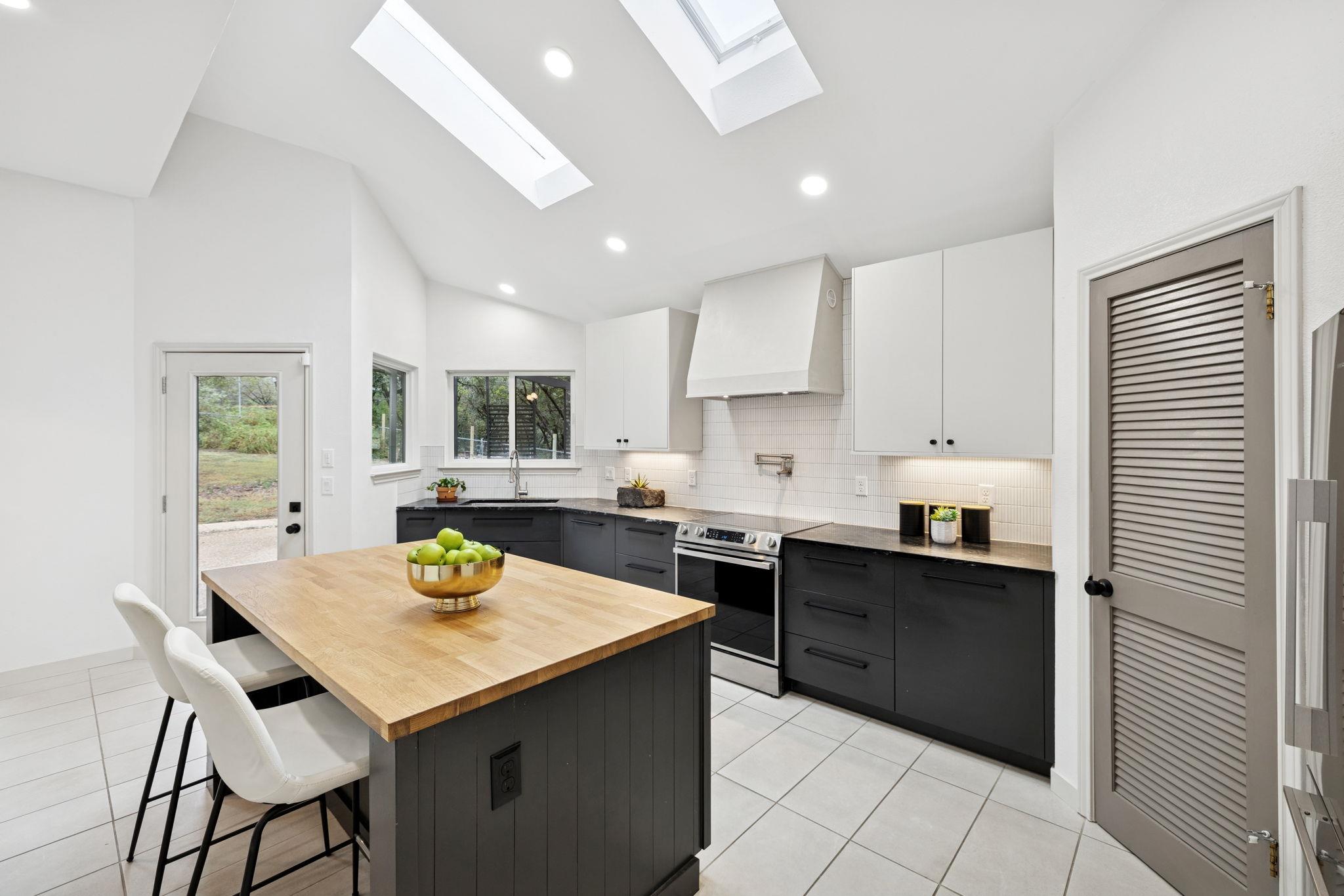 Image 12 of 35 For 7435 Hummingbird Hill Ln