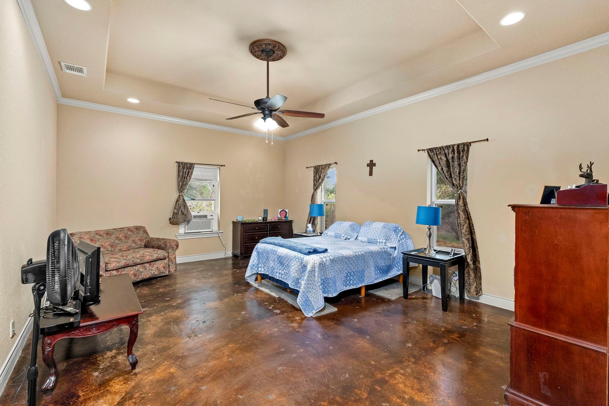 Image 29 of 40 For 200 Creekwood Ct
