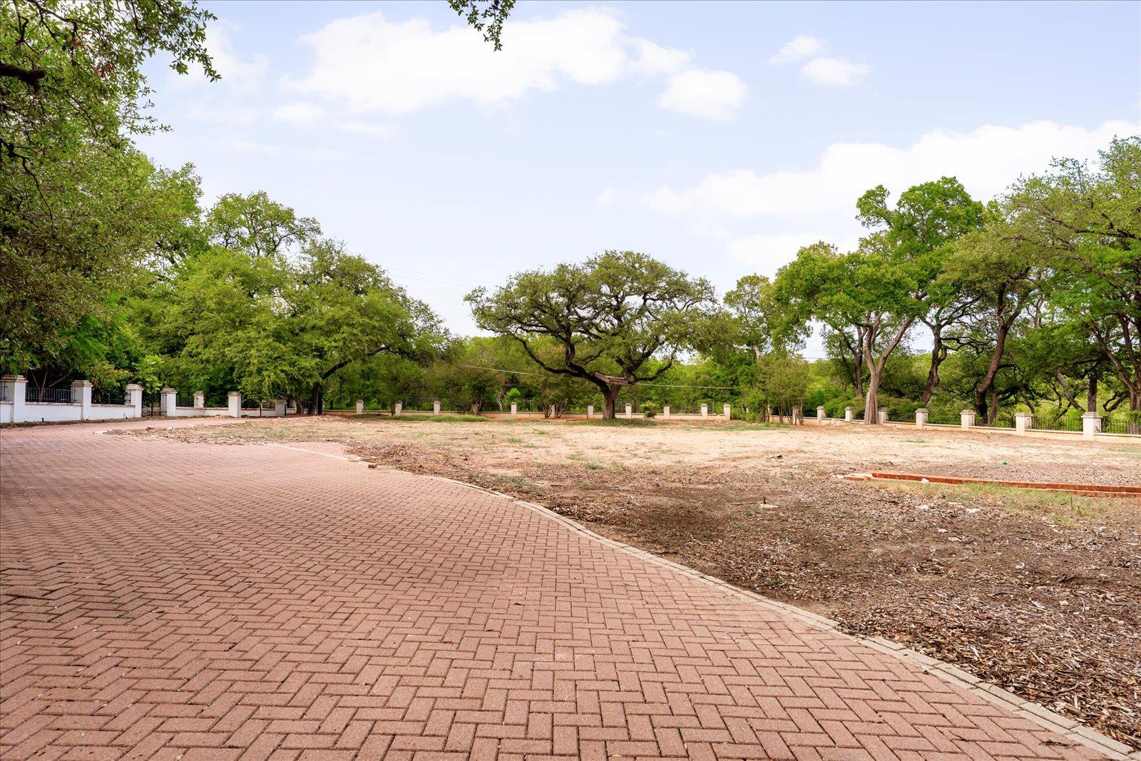 Image 4 of 9 For 3917 Balcones Dr