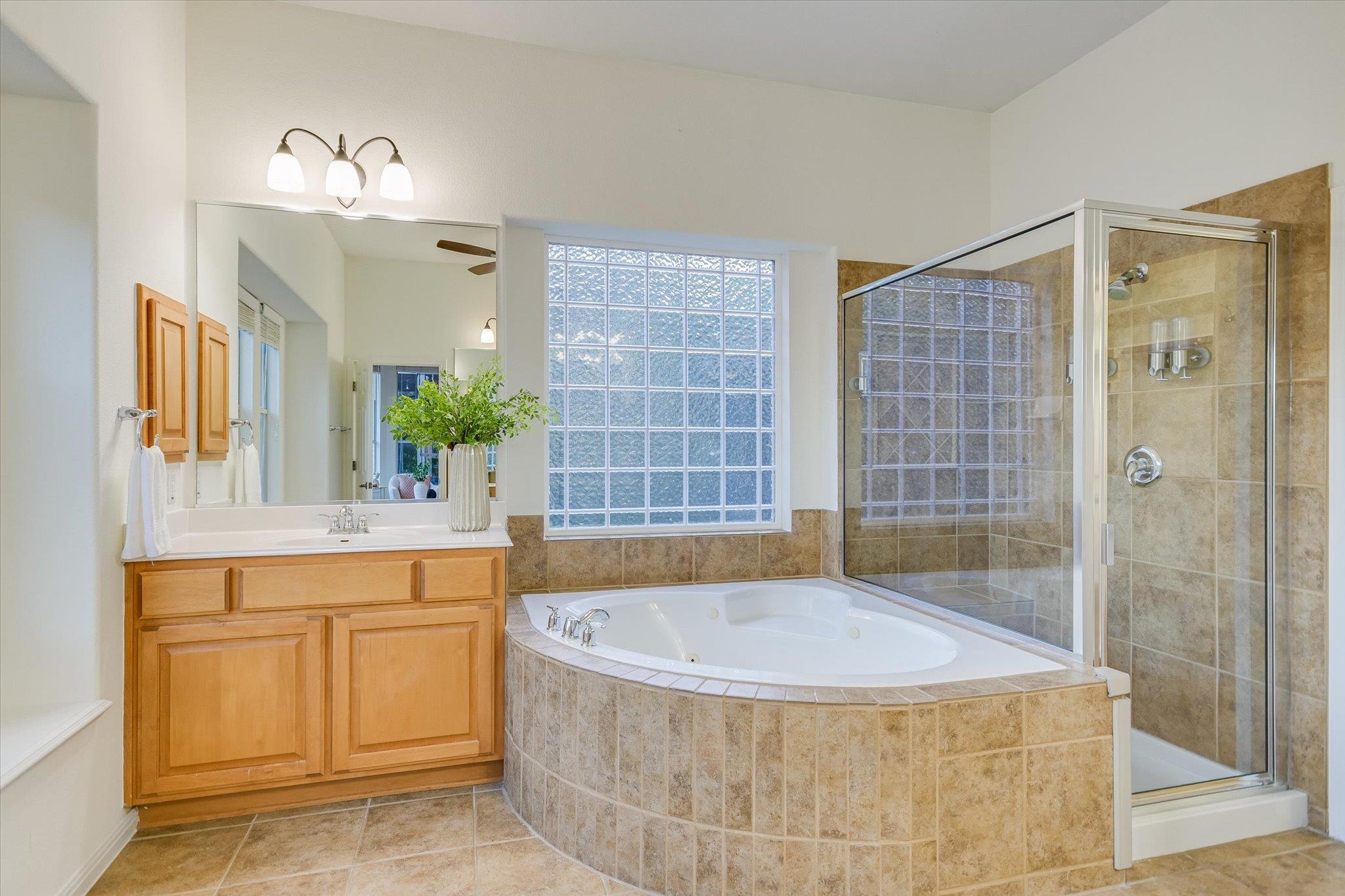 Image 16 of 39 For 17120 Northlake Hills Dr