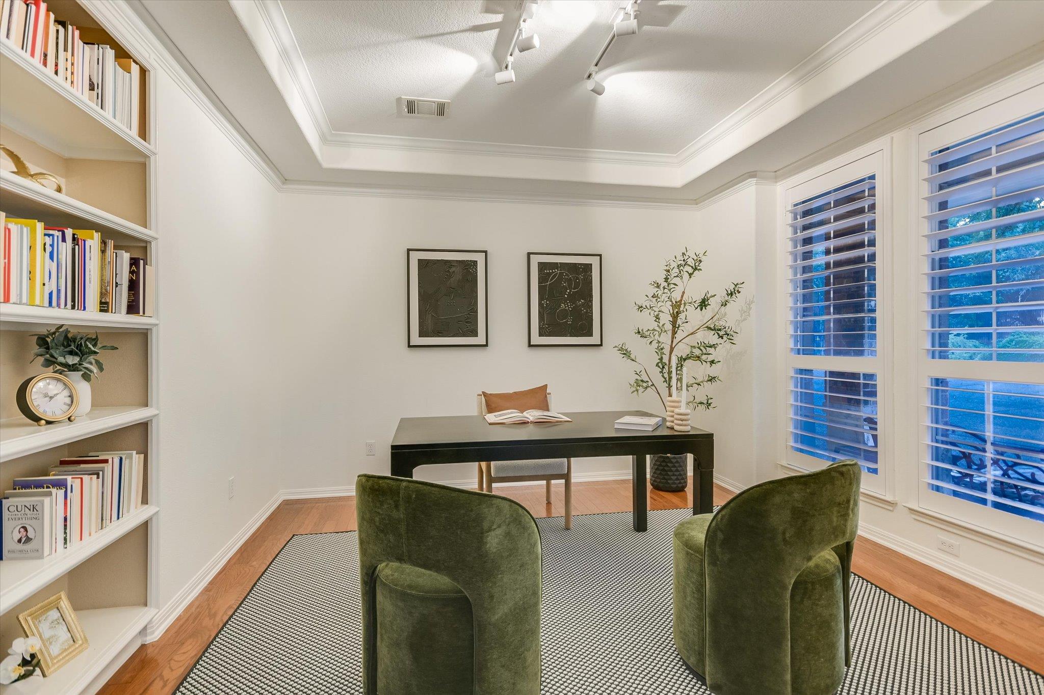 Image 18 of 39 For 17120 Northlake Hills Dr