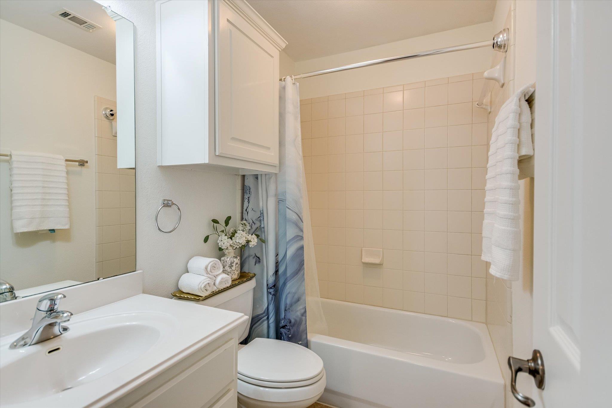 Image 22 of 39 For 17120 Northlake Hills Dr