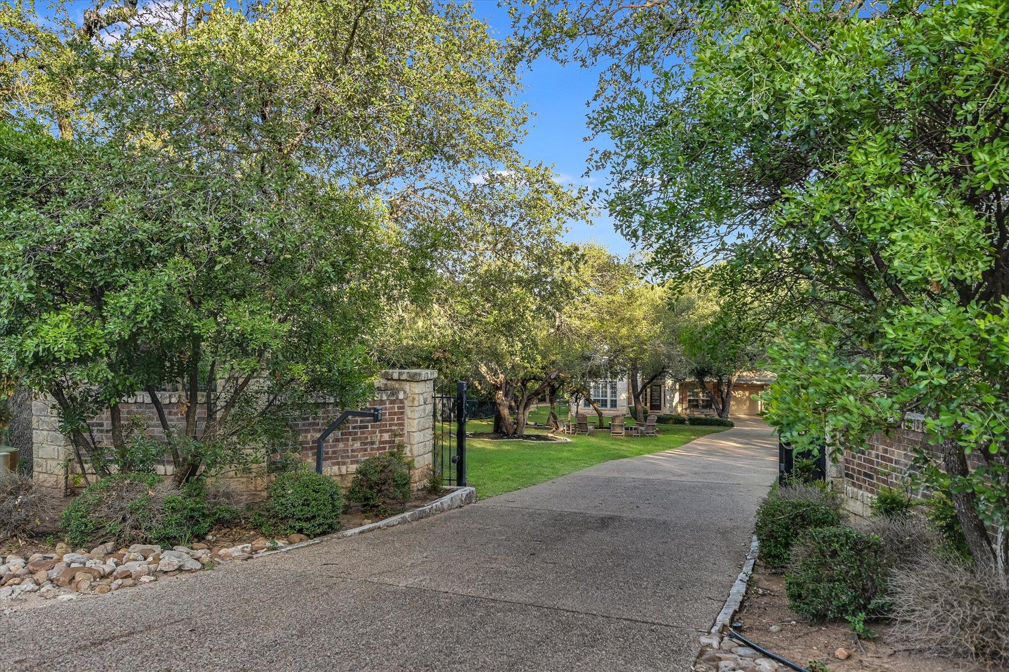 Image 26 of 39 For 17120 Northlake Hills Dr