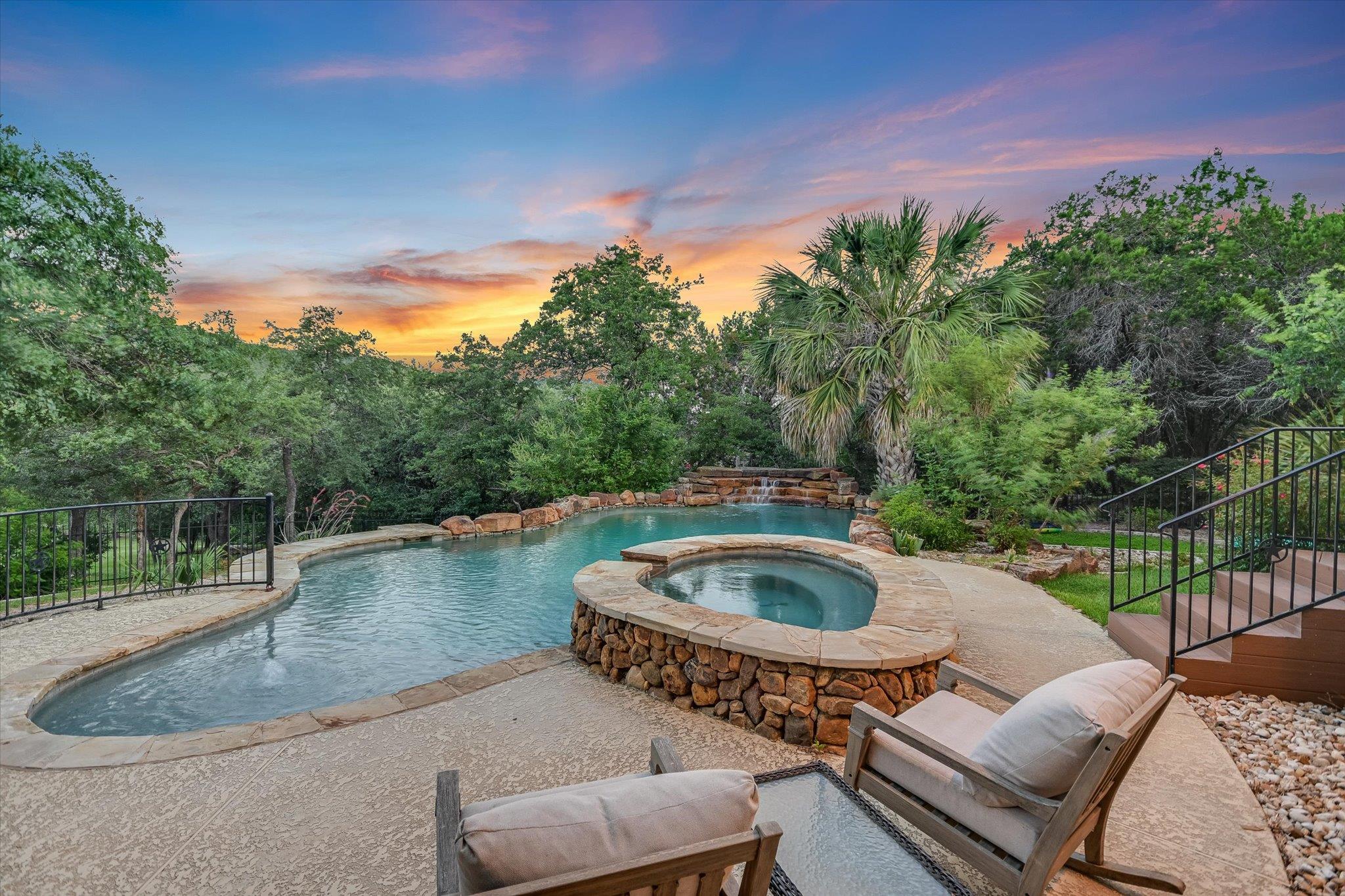 Image 28 of 39 For 17120 Northlake Hills Dr