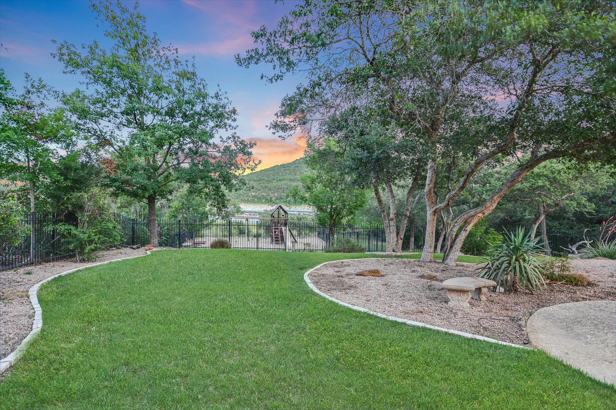 Image 29 of 39 For 17120 Northlake Hills Dr