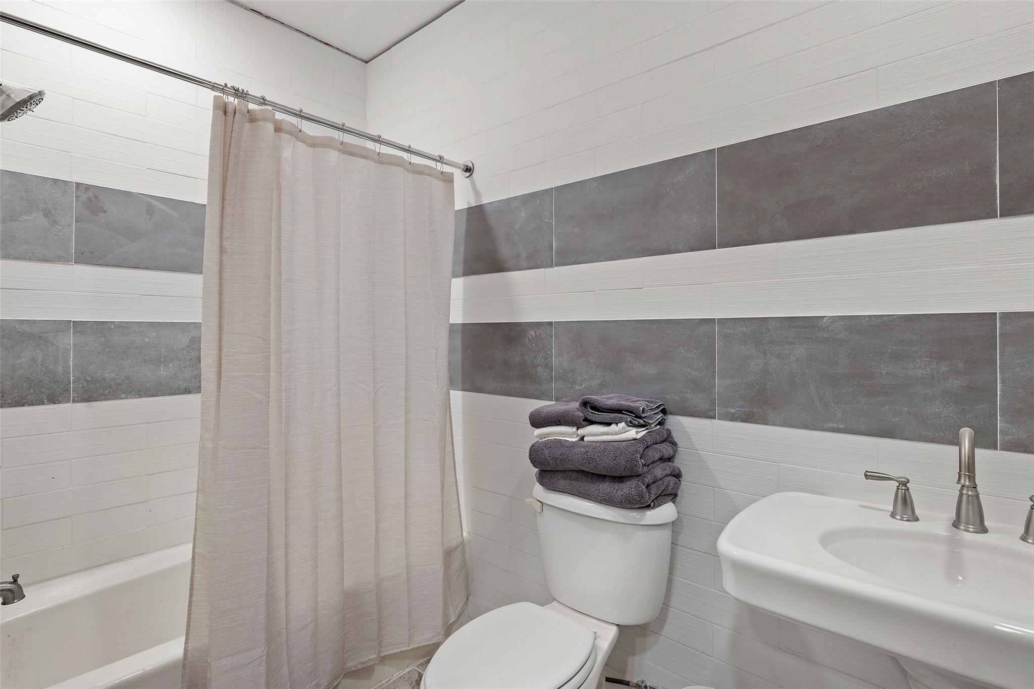 Image 20 of 31 For 2124 Crabapple Rd