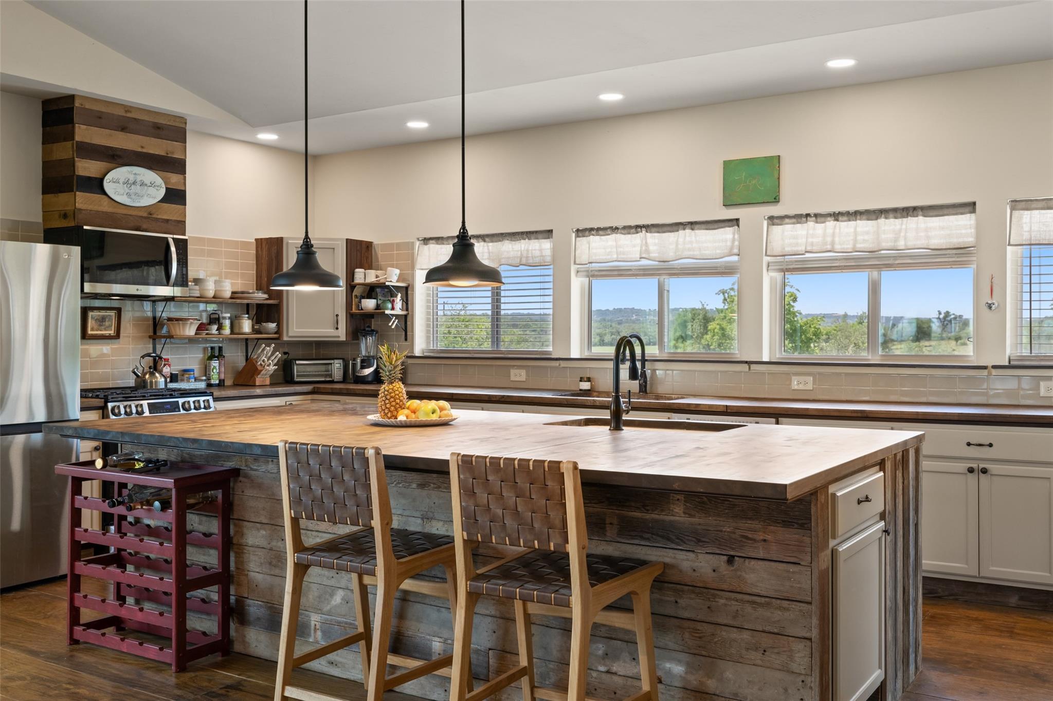 Image 5 of 31 For 2124 Crabapple Rd