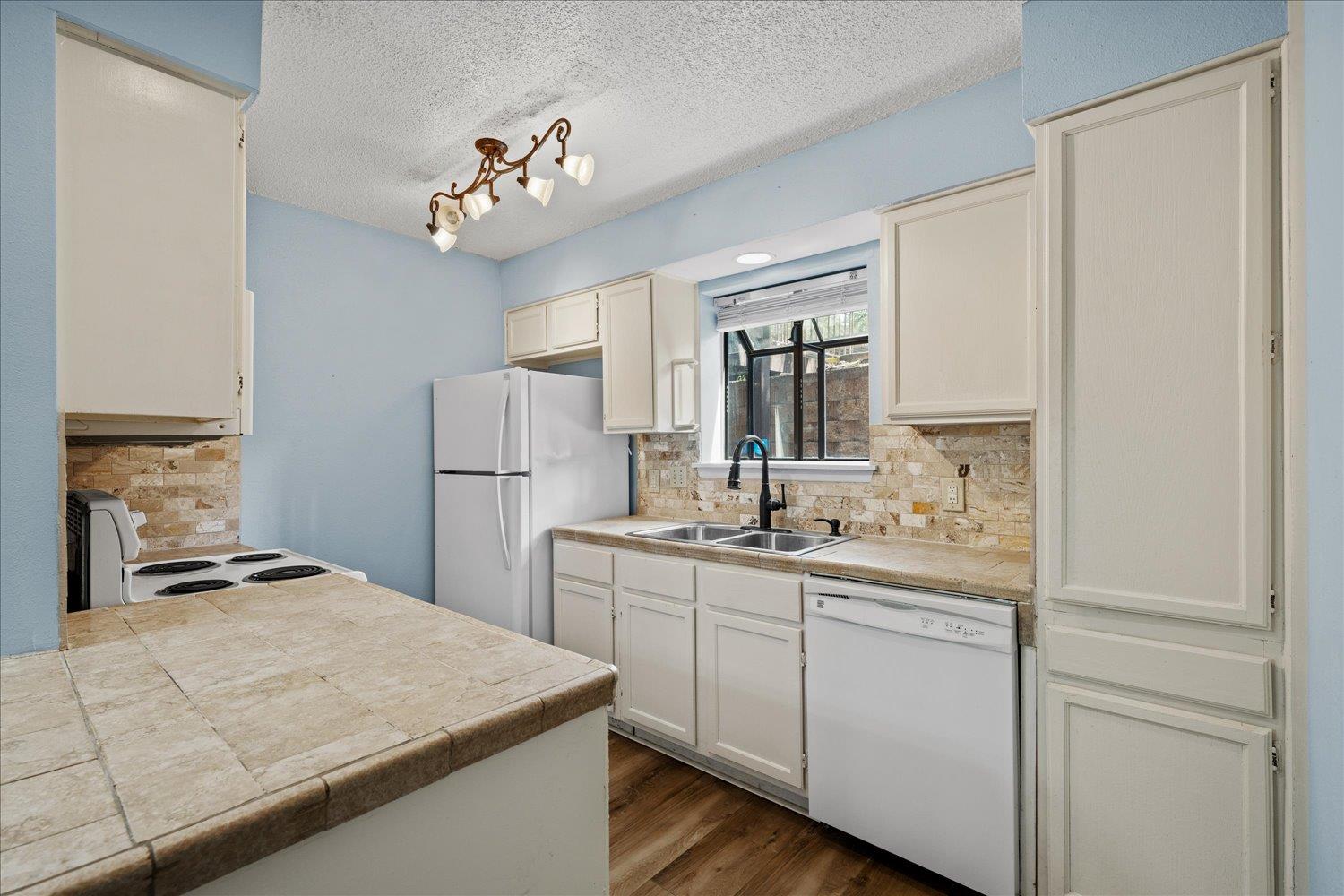 Image 7 of 28 For 4212 Medical Dr 201