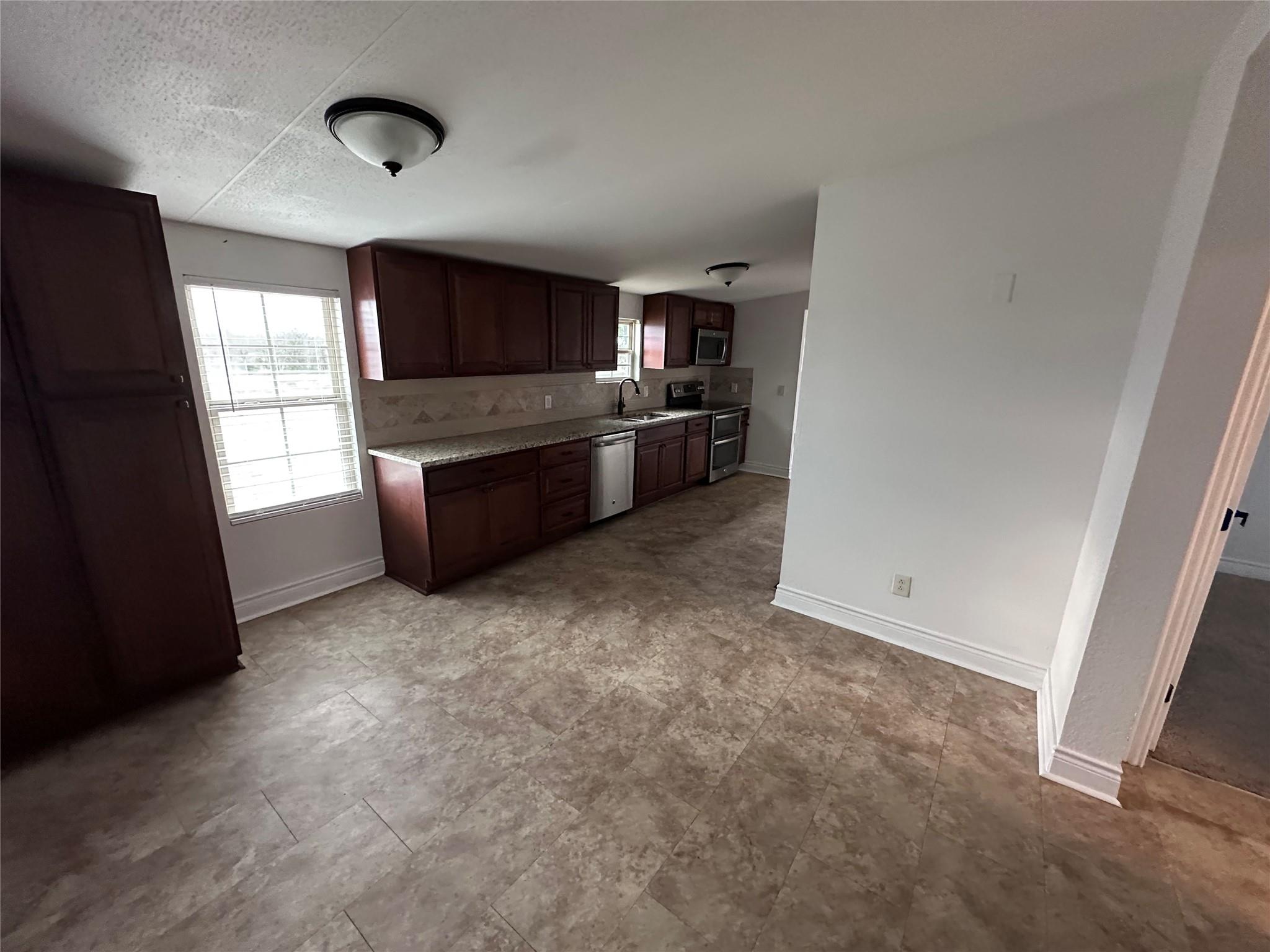 Image 21 of 35 For 1725 Fm 972  