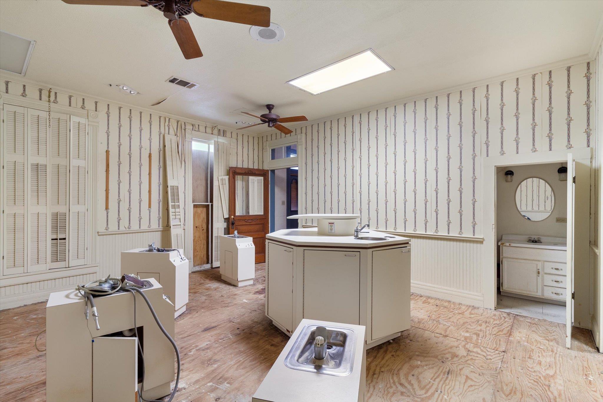 Image 14 of 24 For 321 S Lbj  