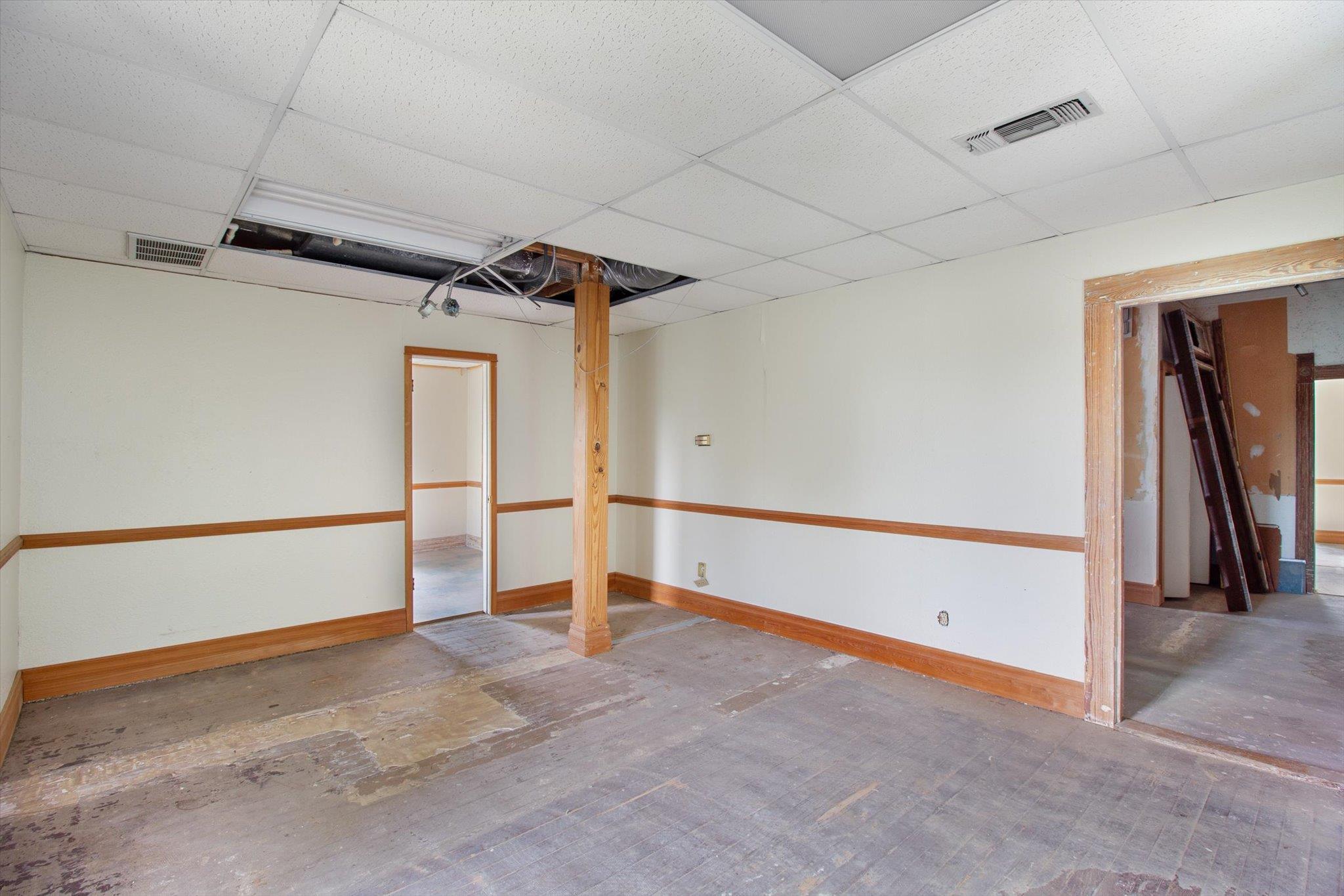 Image 17 of 24 For 321 S Lbj  