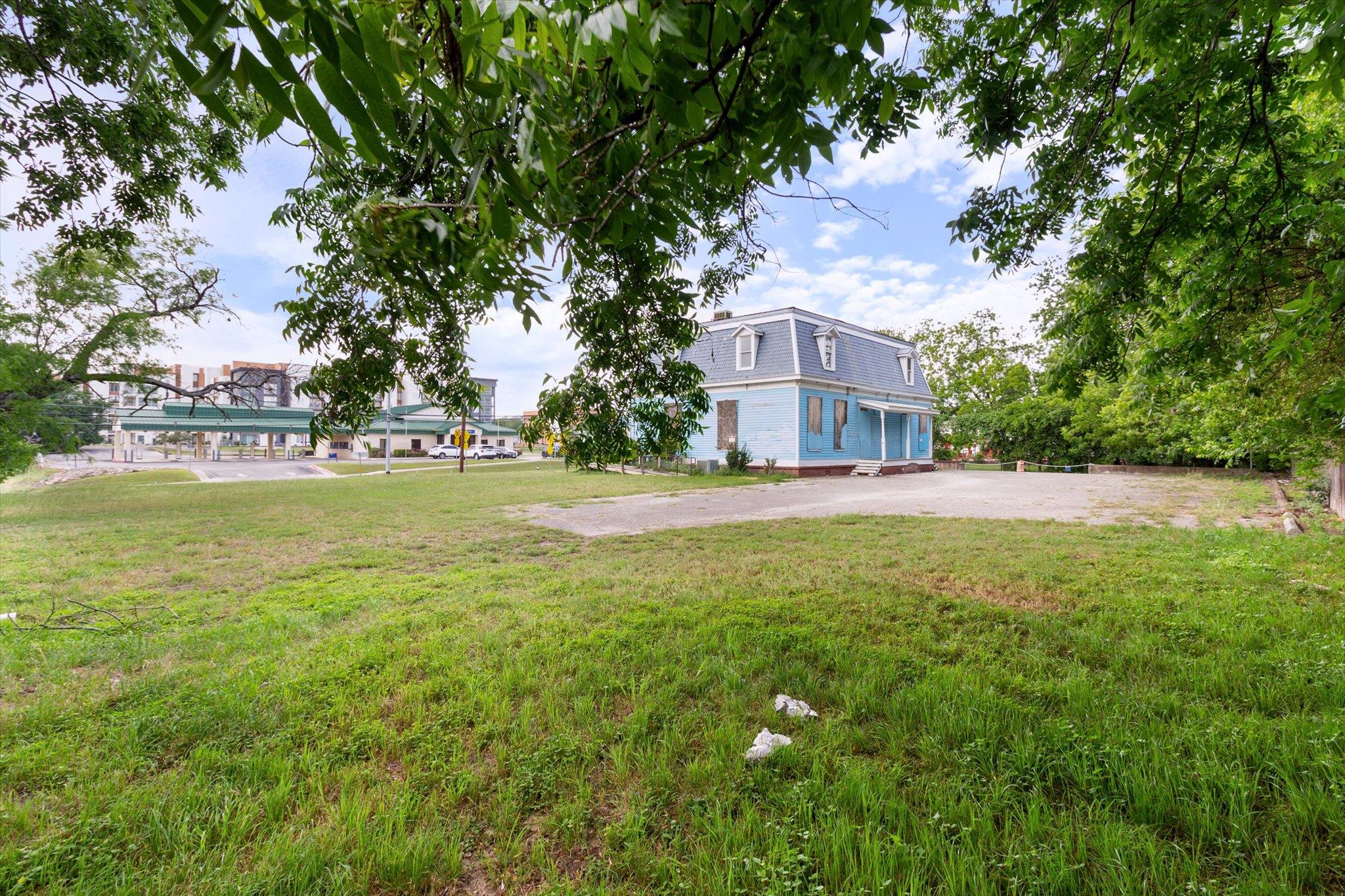 Image 23 of 24 For 321 S Lbj  