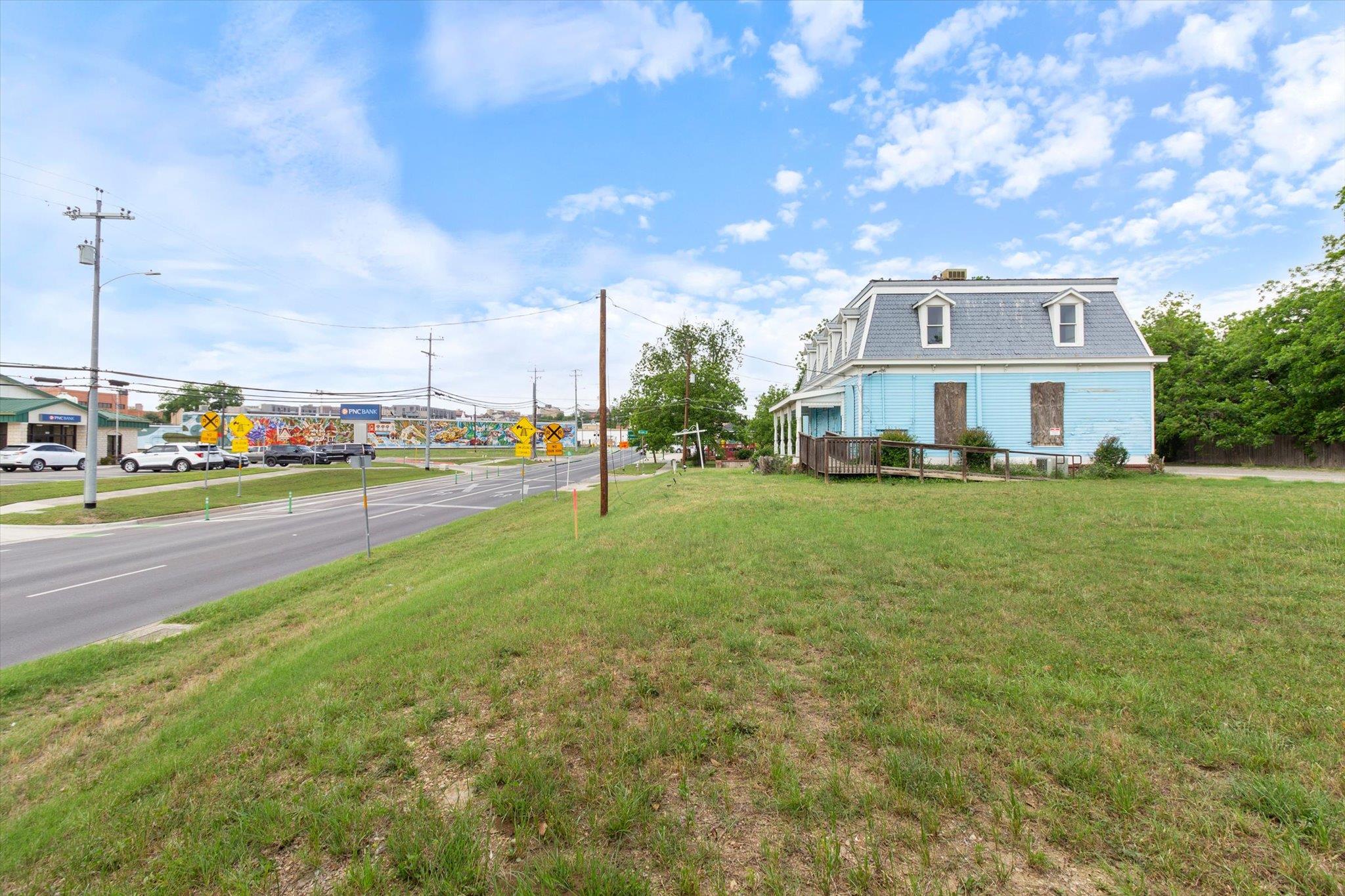 Image 5 of 24 For 321 S Lbj  