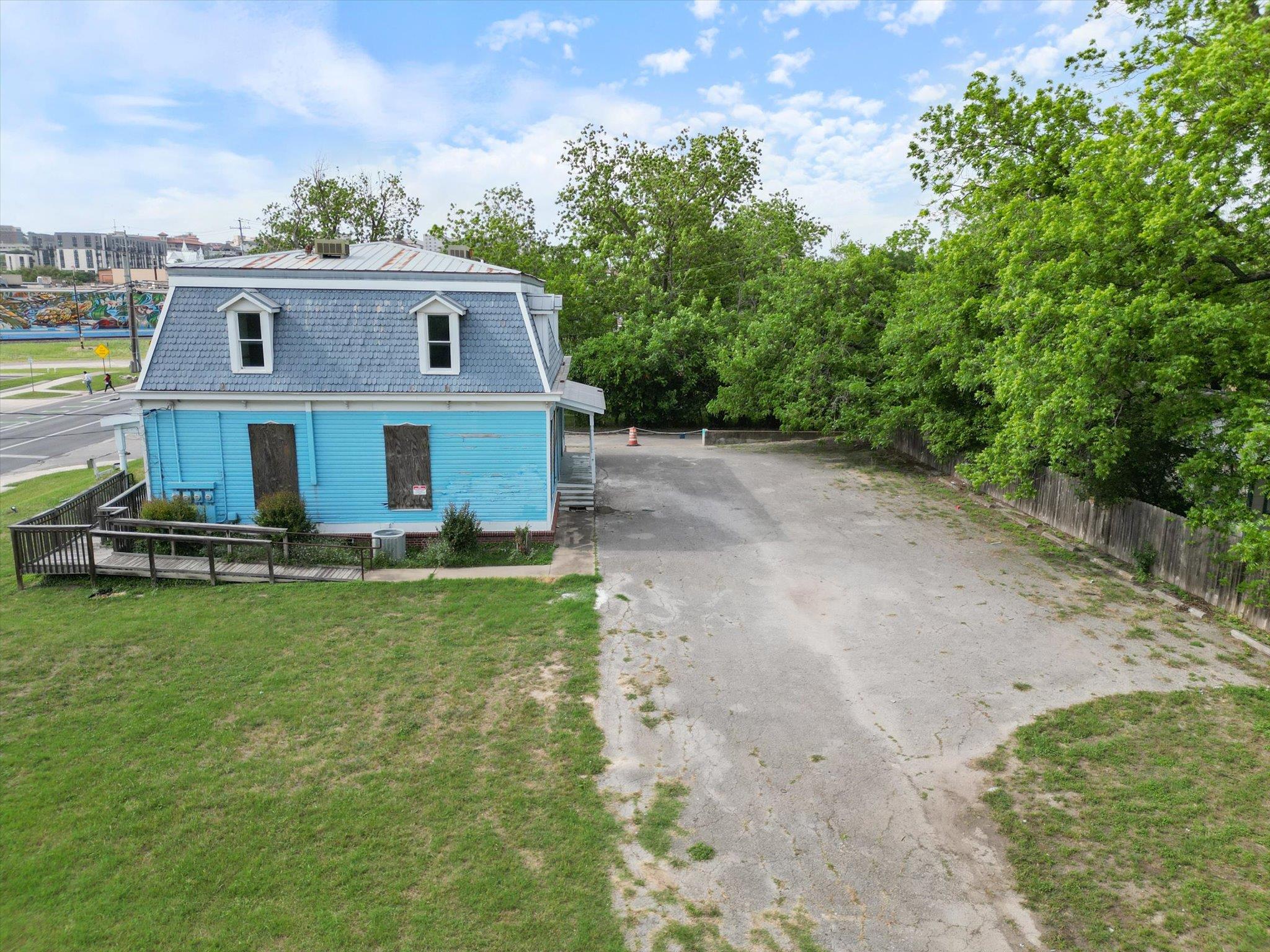 Image 7 of 24 For 321 S Lbj  