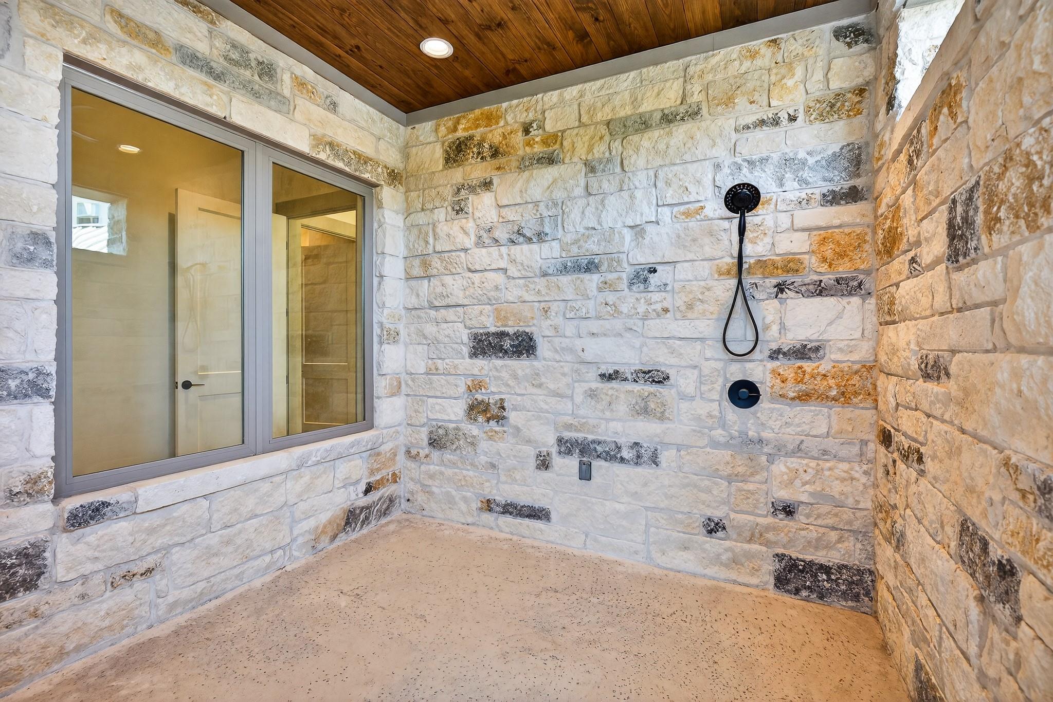 Image 19 of 38 For 1011 Moss Downs